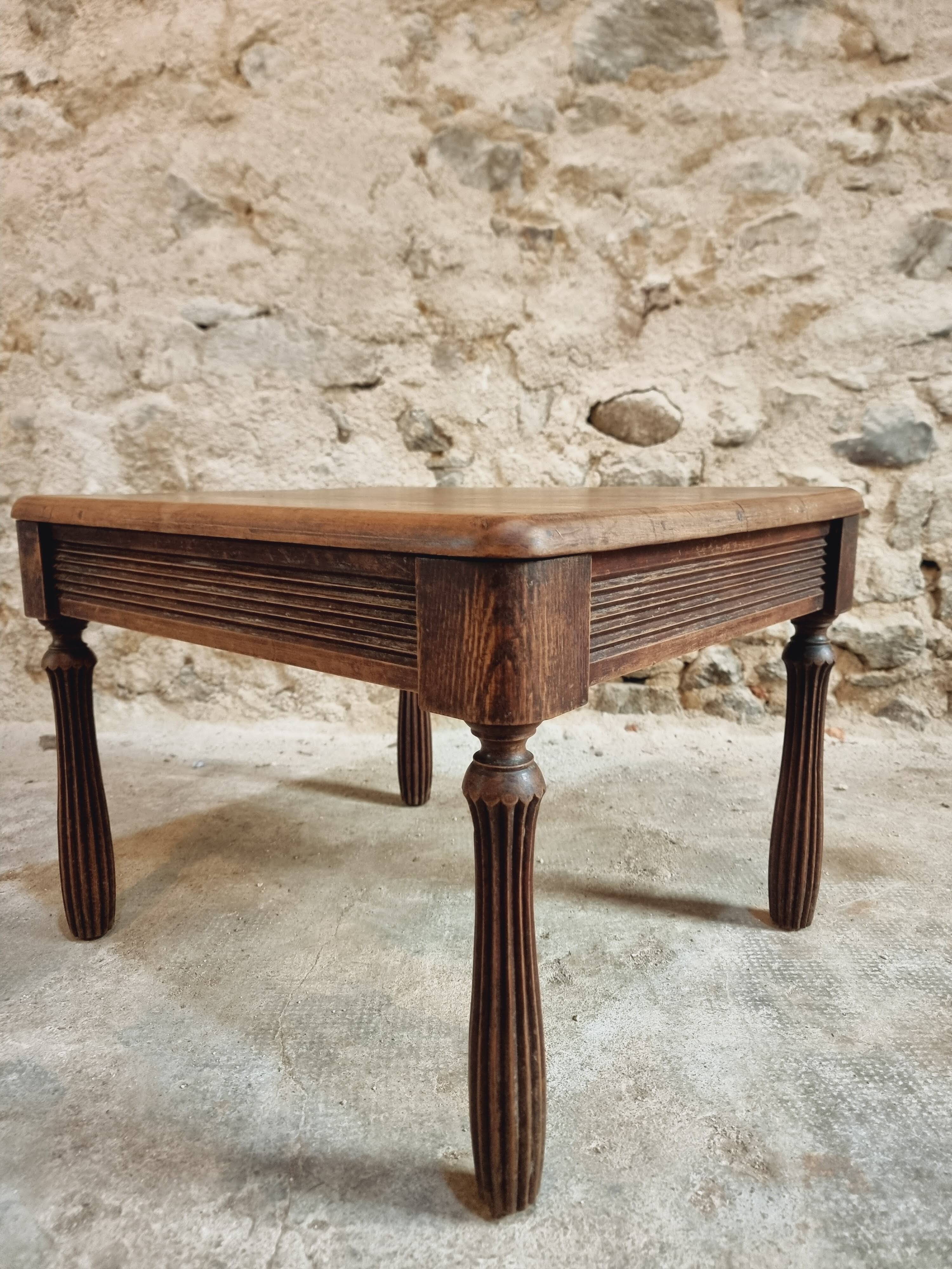 Table basse ancienne en noyer et chêne – France, vers 1900