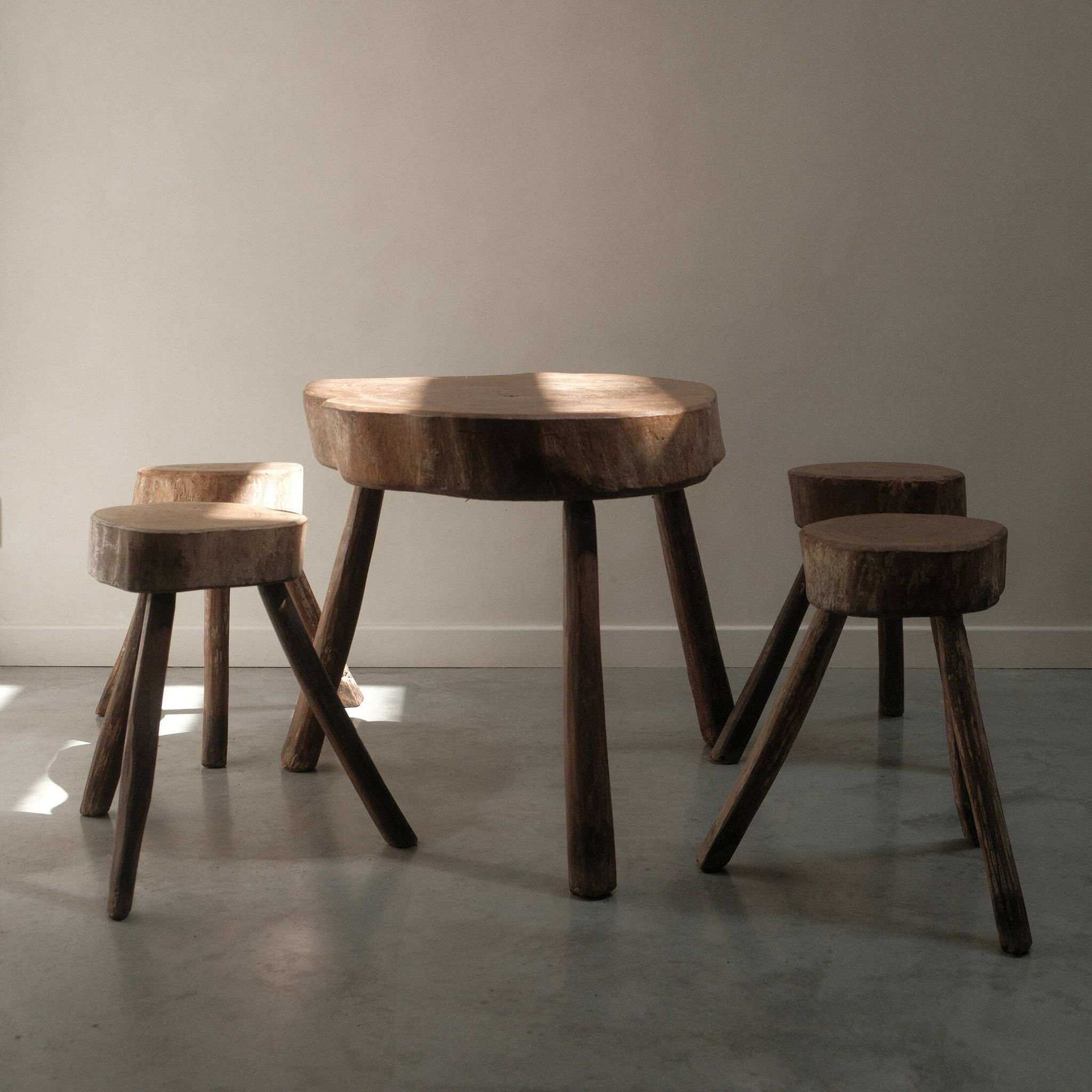 Table basse brutaliste avec tabourets