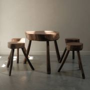 Table basse brutaliste avec tabourets