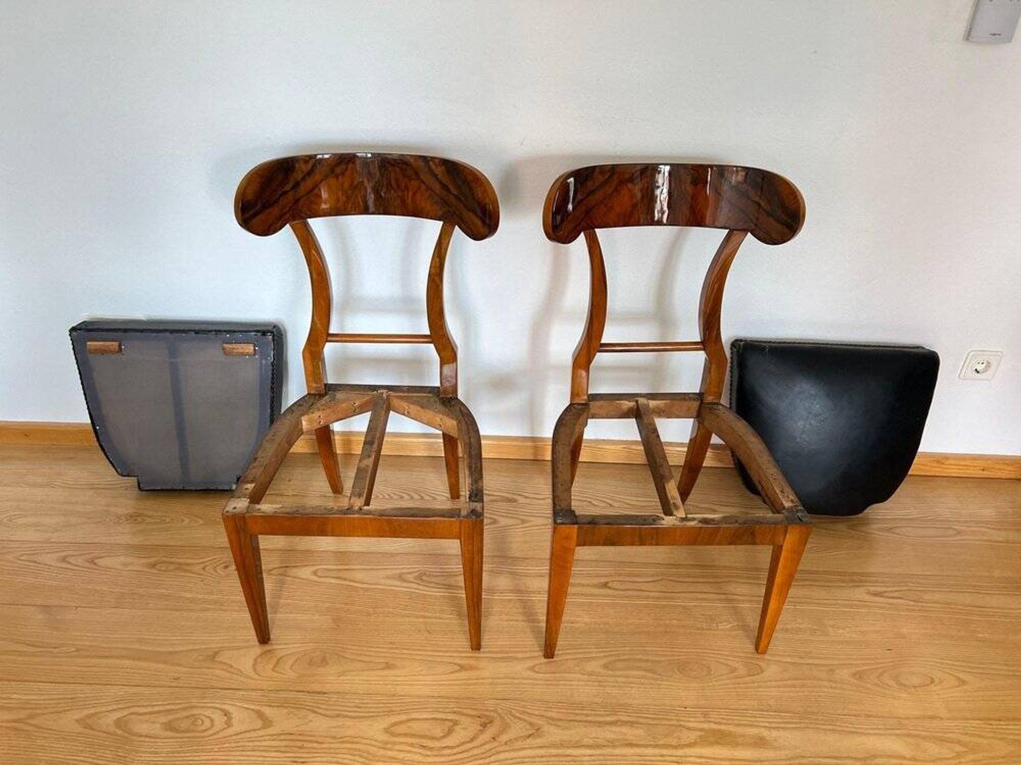 Set of Biedermeier Shovel Chairs in Walnut & Black Leather, Austria, 1820s