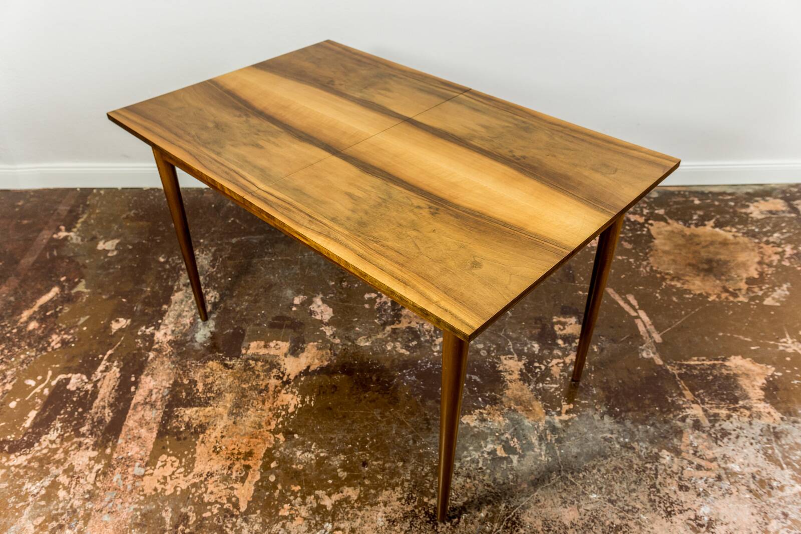 Table à manger extensible de style mid-century en noyer, années 1960