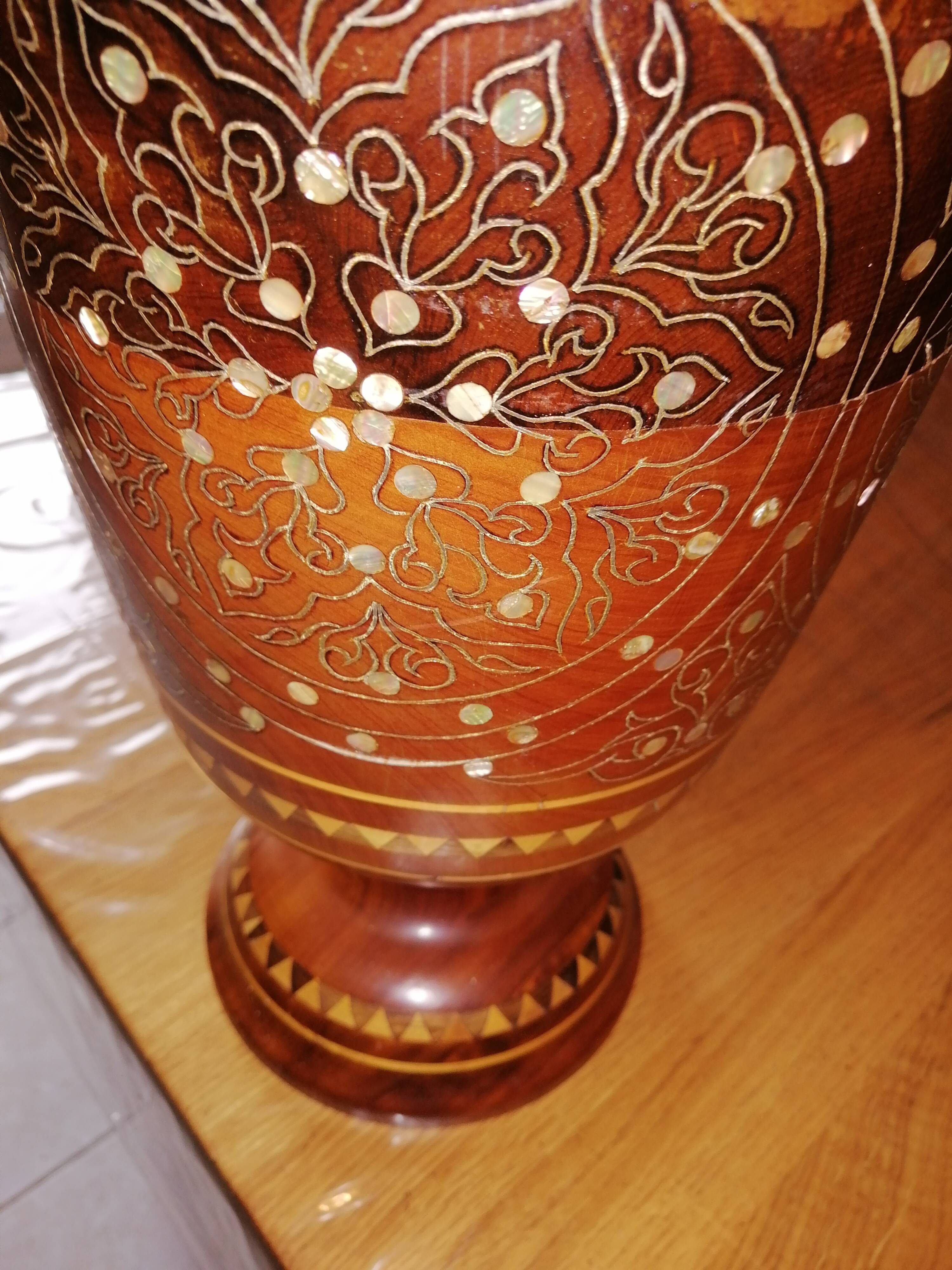 Vase en bois laqué et décoré