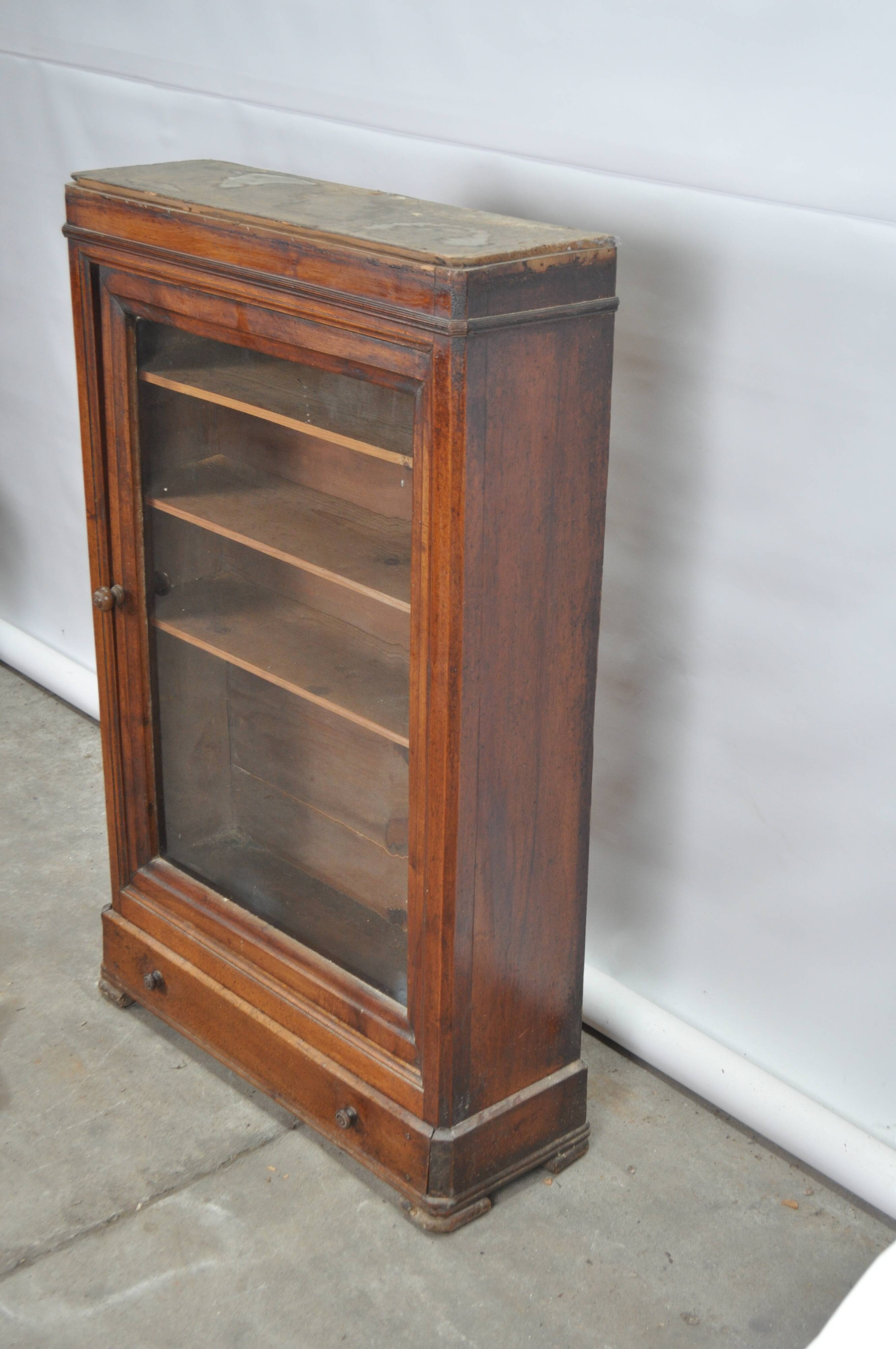 Showcase to stand