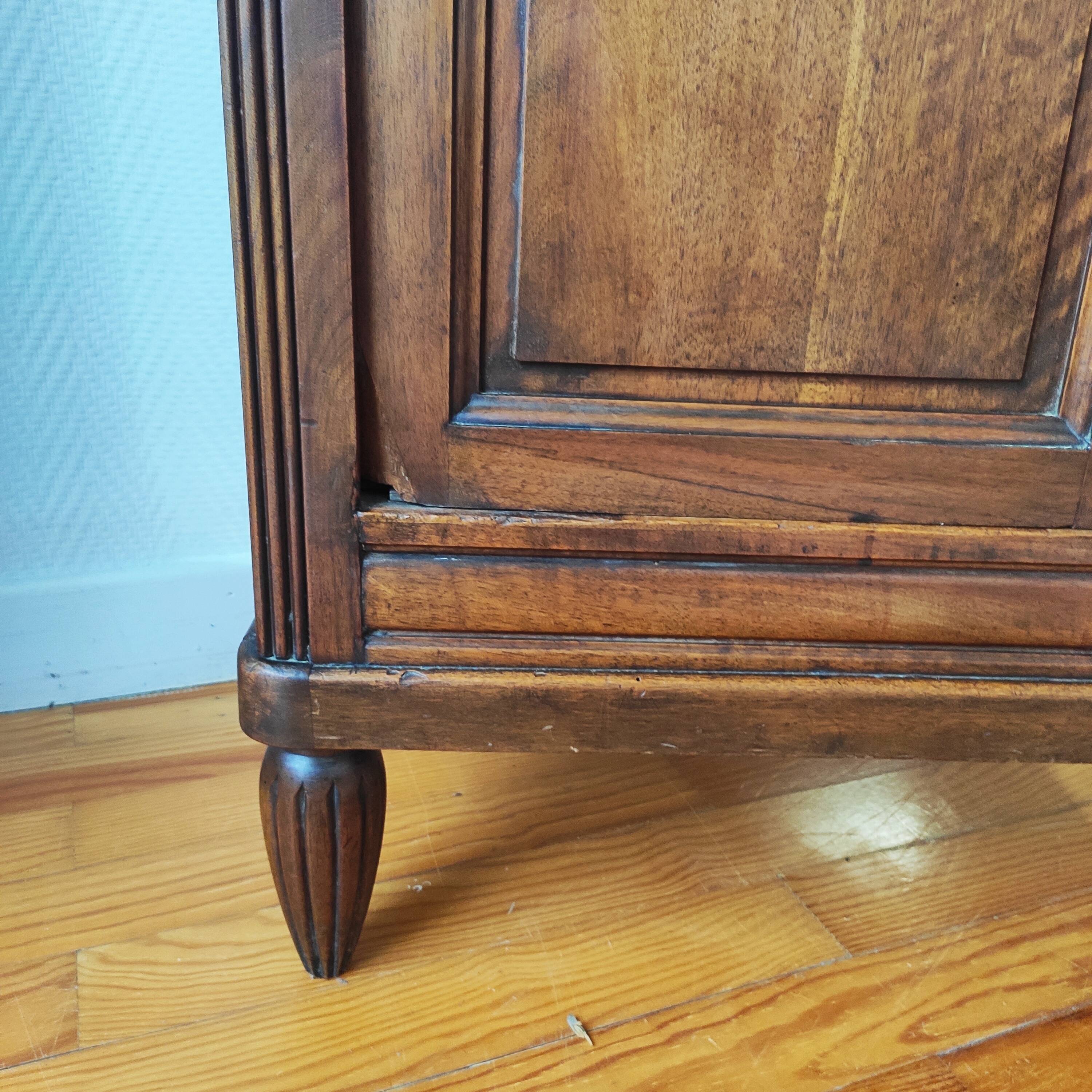 Parisian glass cabinet in solid walnut