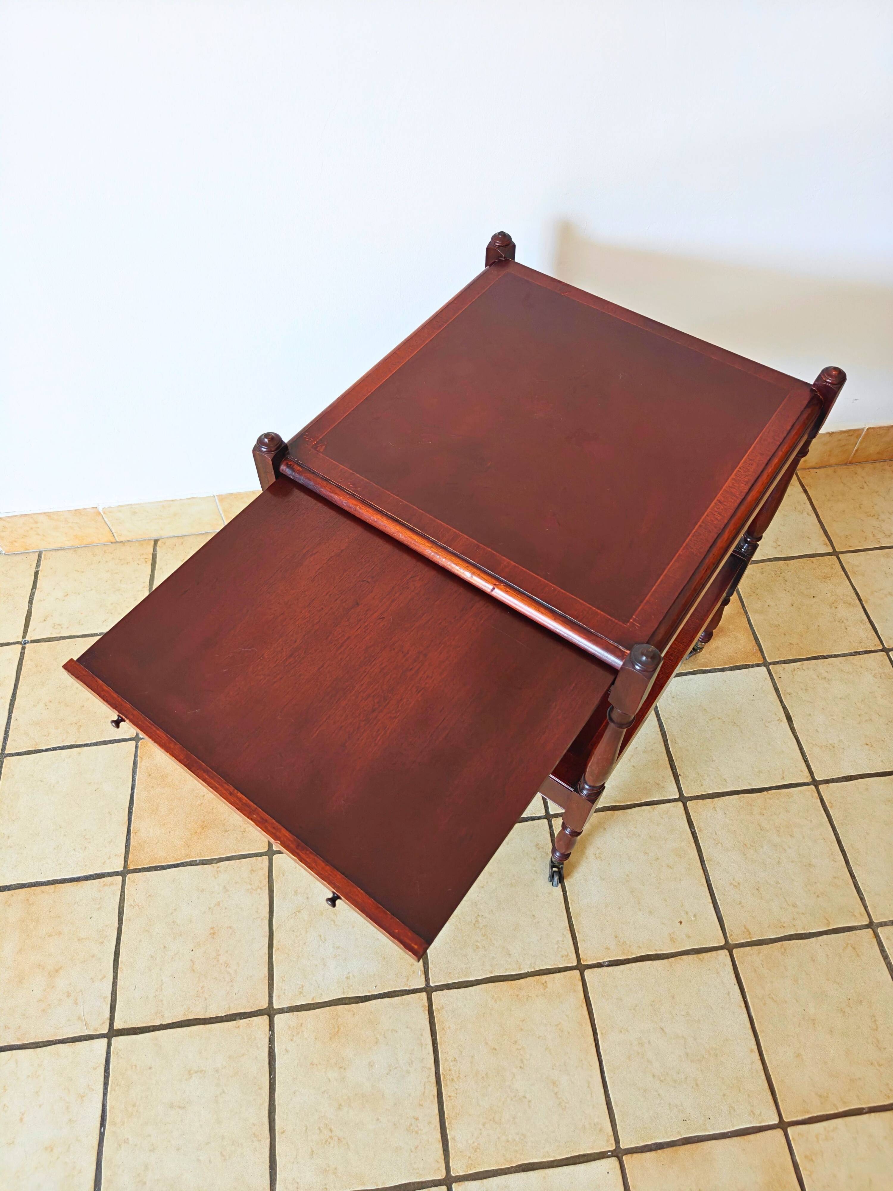 Table d'appoint en if par Bradley England