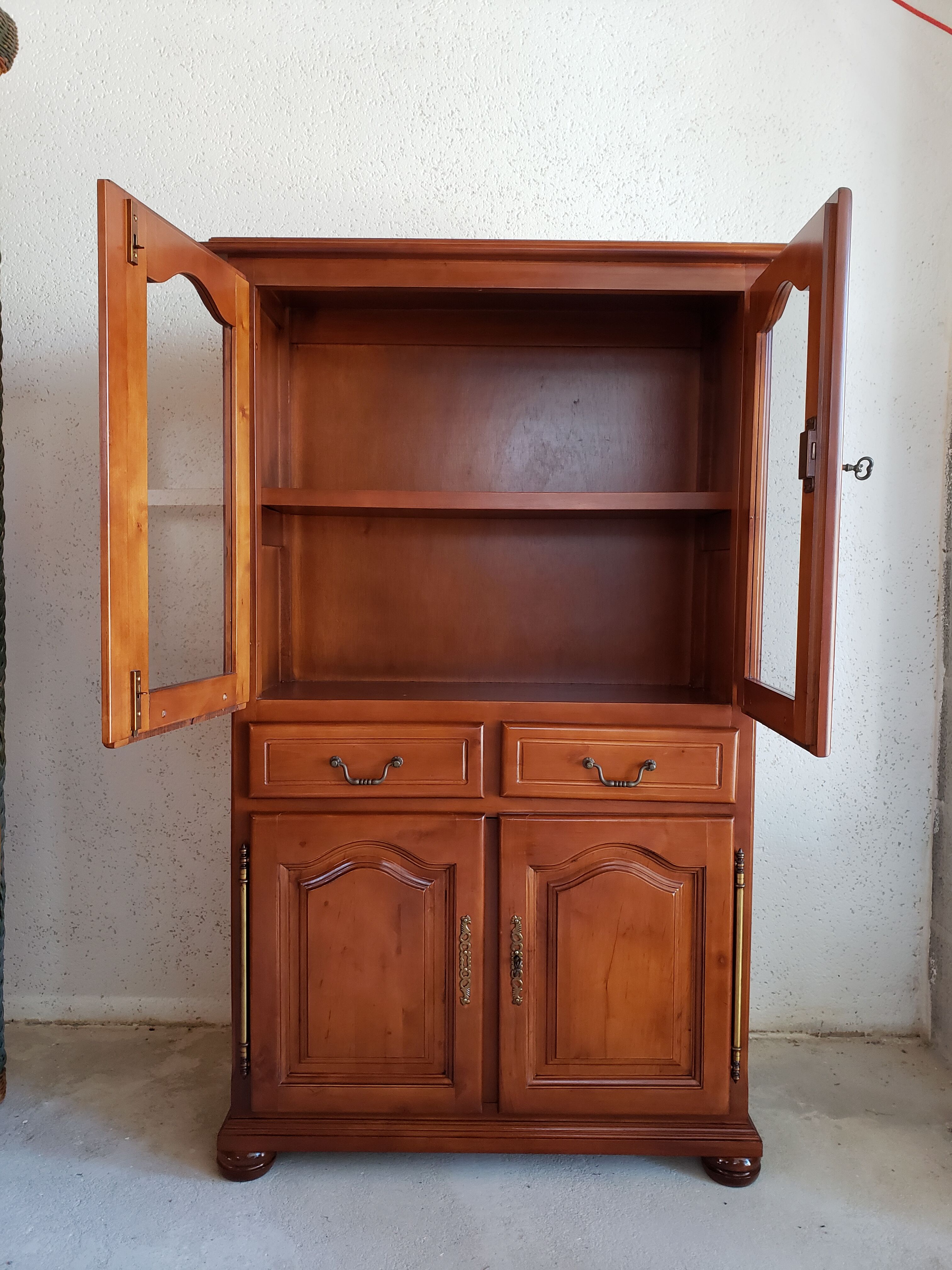 Display cabinet in alder