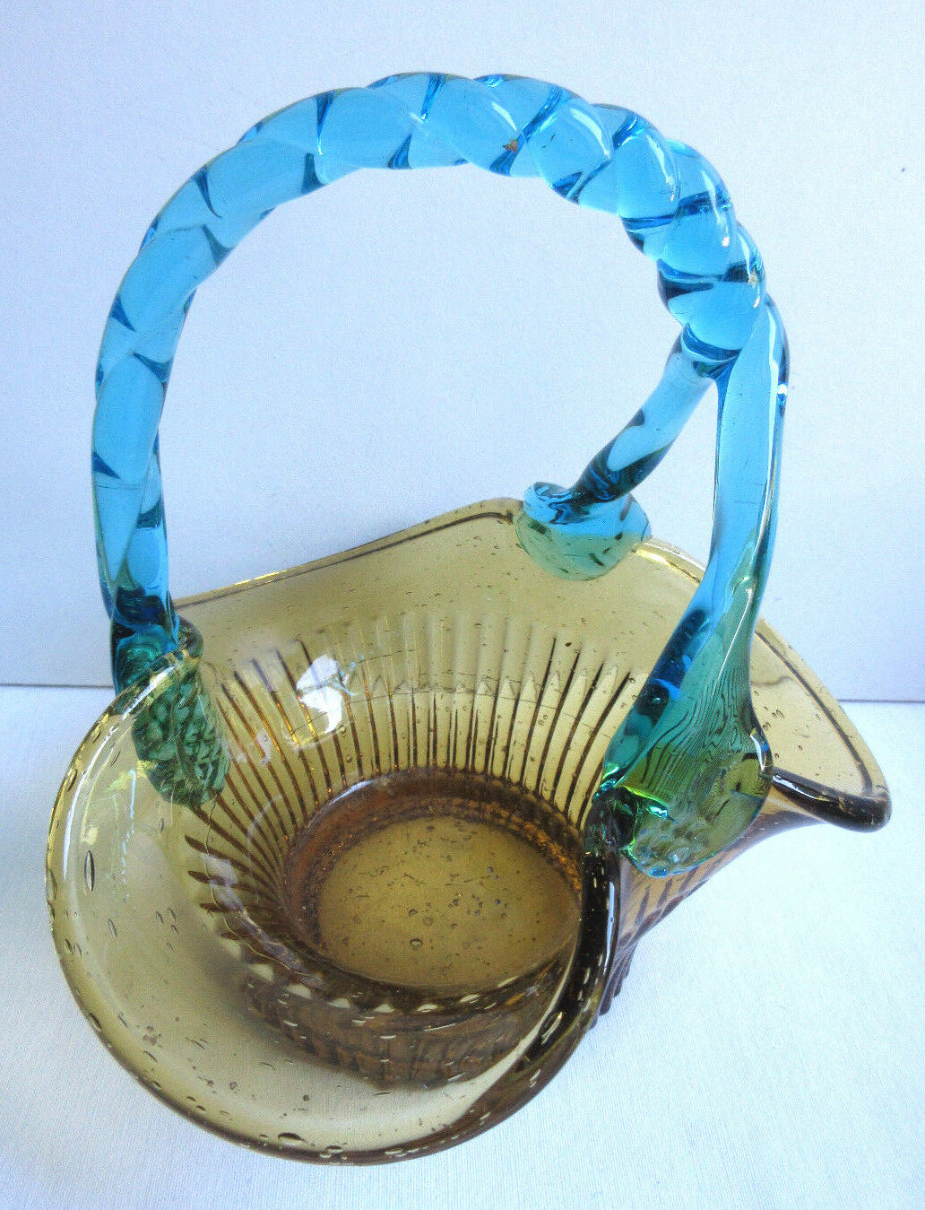 Empty pocket Three-fold basket Amber glass and blue handle, George SAND: Portieux