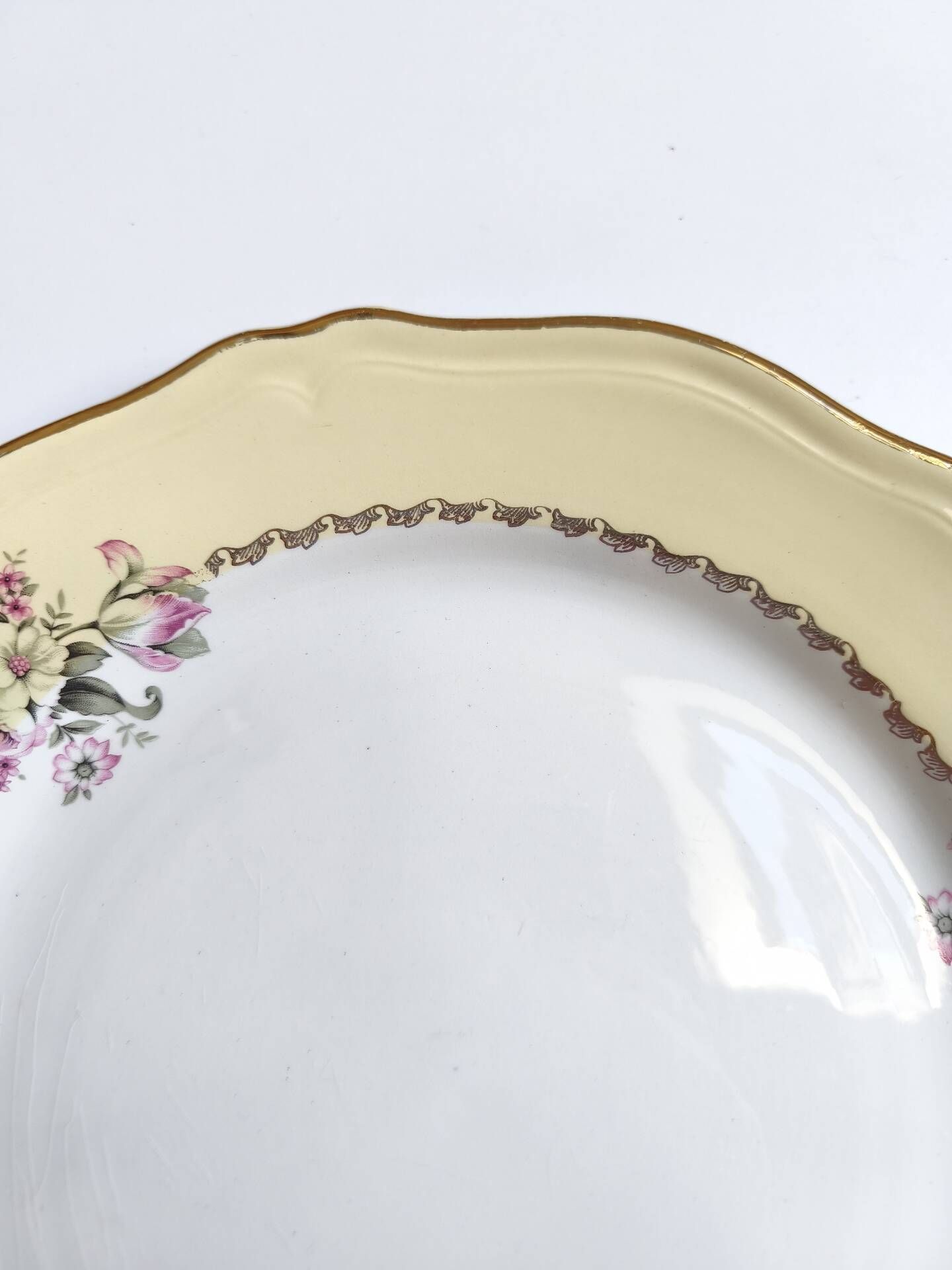 Round vintage plate L'Amandinoise model Paola cream and white flowers