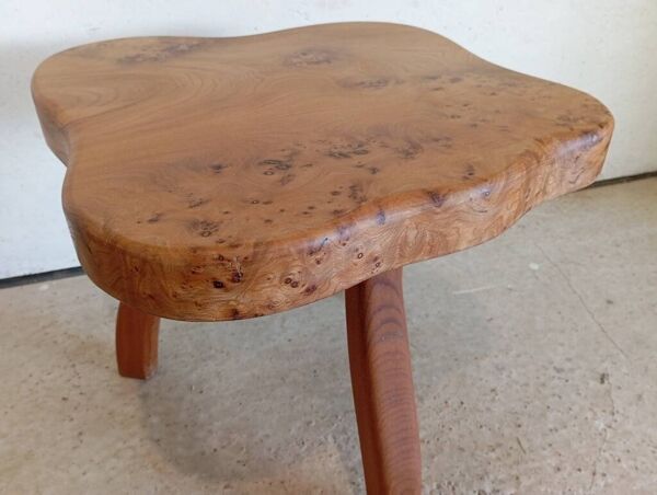 Table basse tripode en loupe d'orme de forme libre