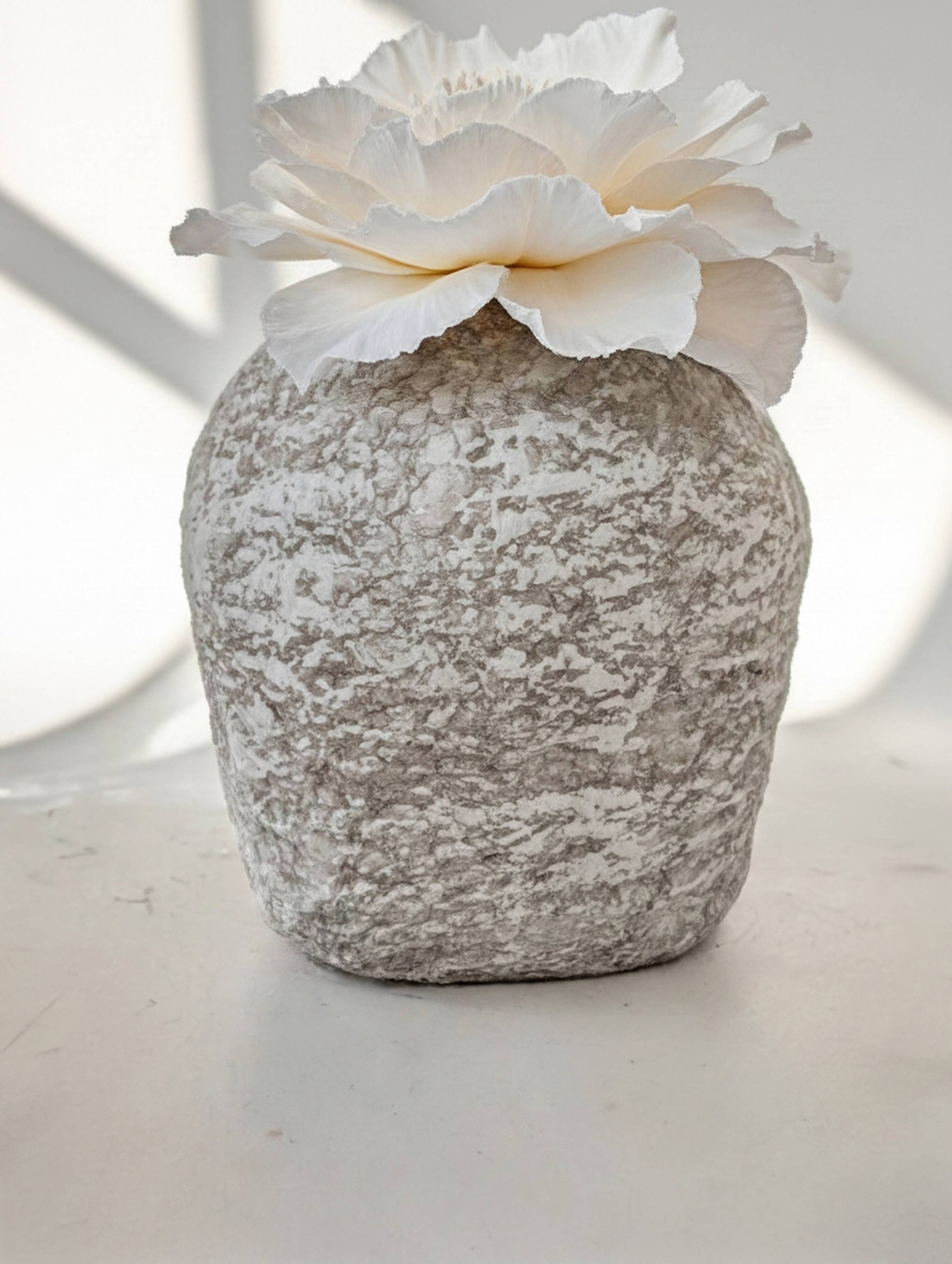 Sculptural vase with a mineral Boho spirit.
