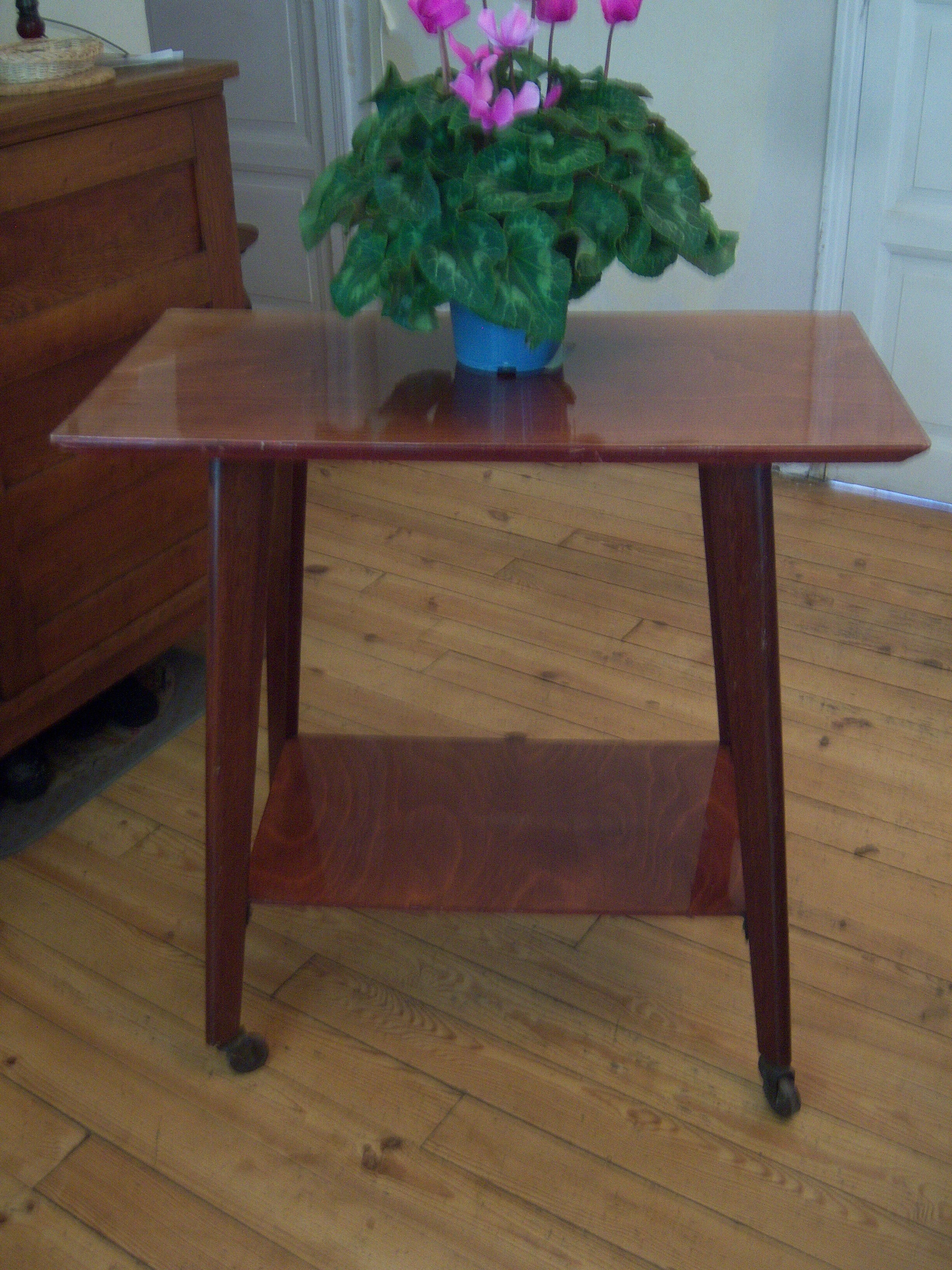Serving table