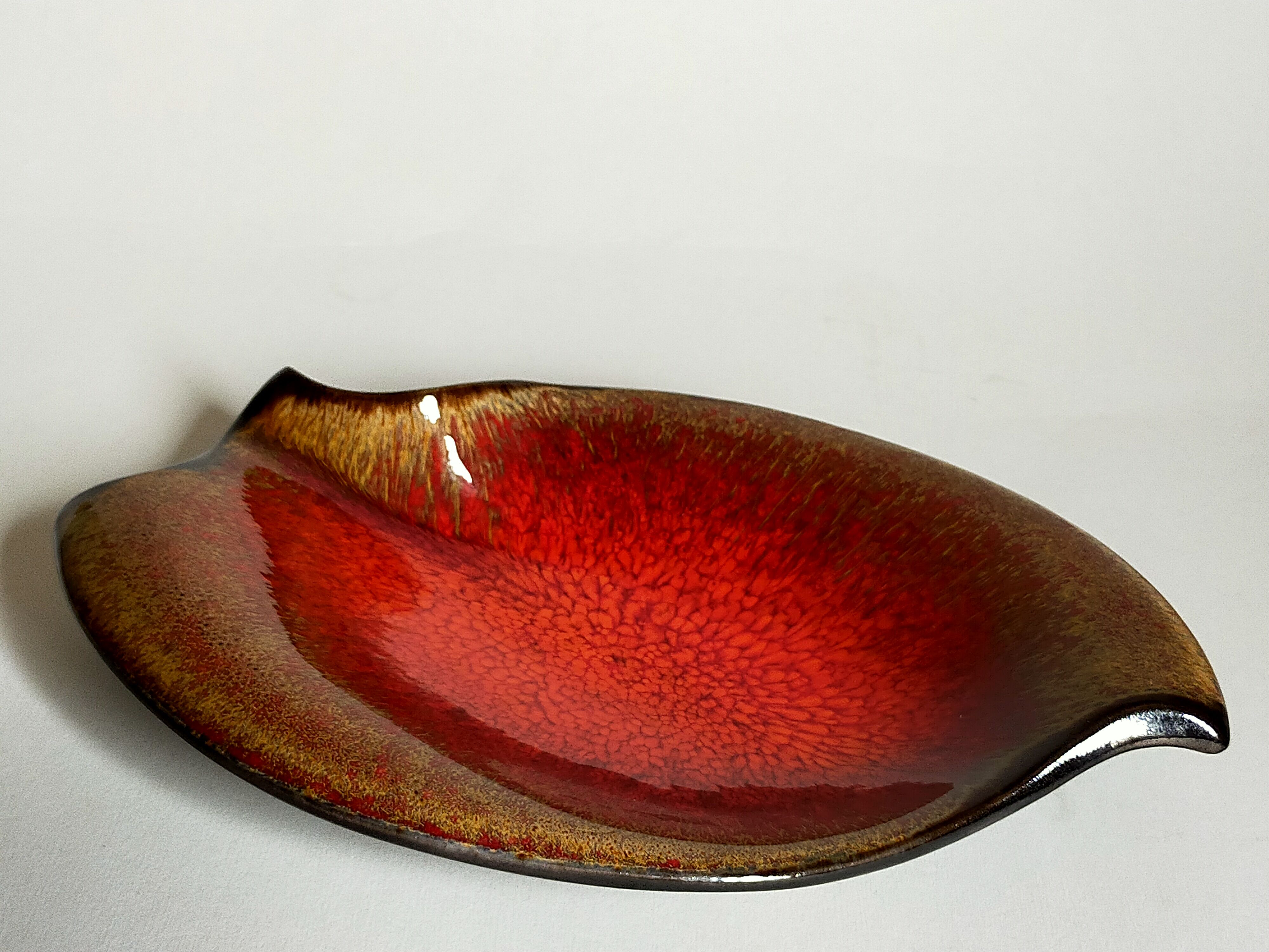 Free-form vacuum-pockets metal enamel French