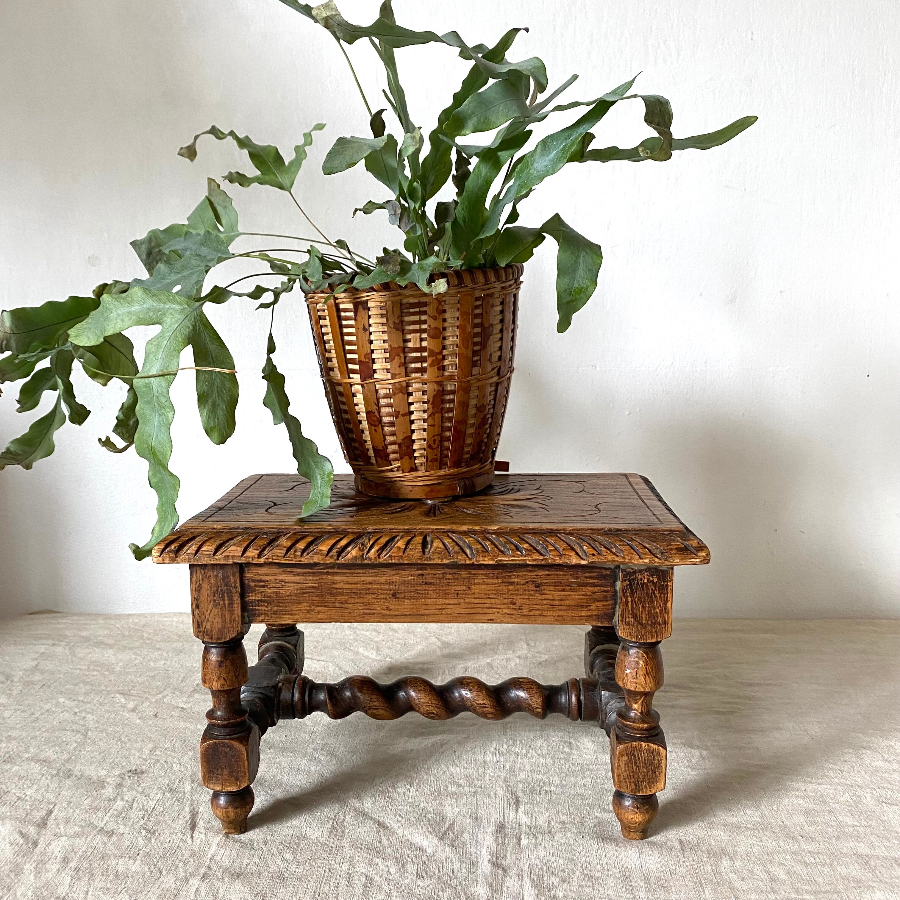 Tabouret bas en bois sculpté style Breton