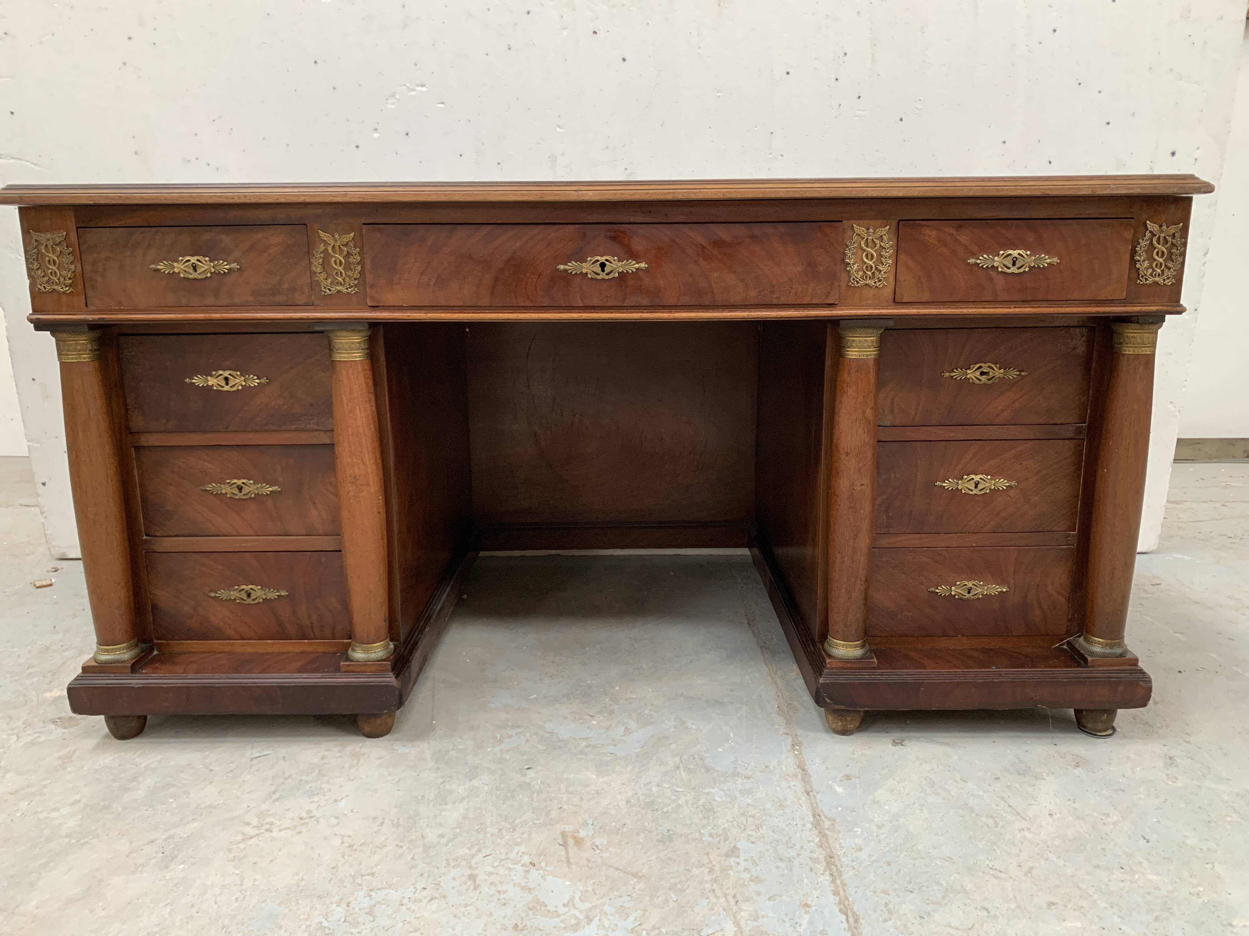 Bureau a caissons de style Empire en acajou et placage XX siècle