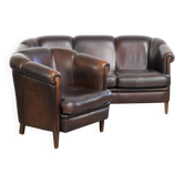 Ensemble d'un canapé en peau de mouton avec son fauteuil club assorti.