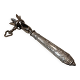 Silver metal handle in the style of Louis XVI.