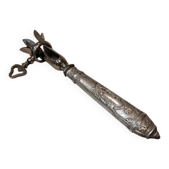 Silver metal handle in the style of Louis XVI.