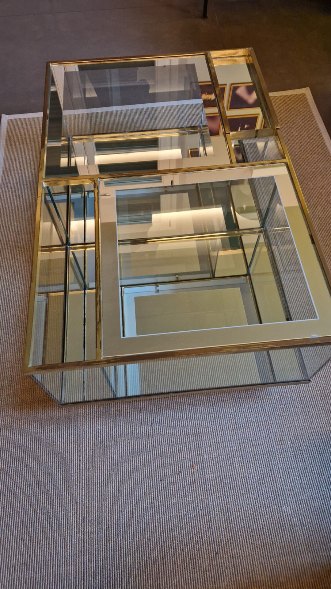 Table basse en cristal italien avec des détails en laiton et bar kart.