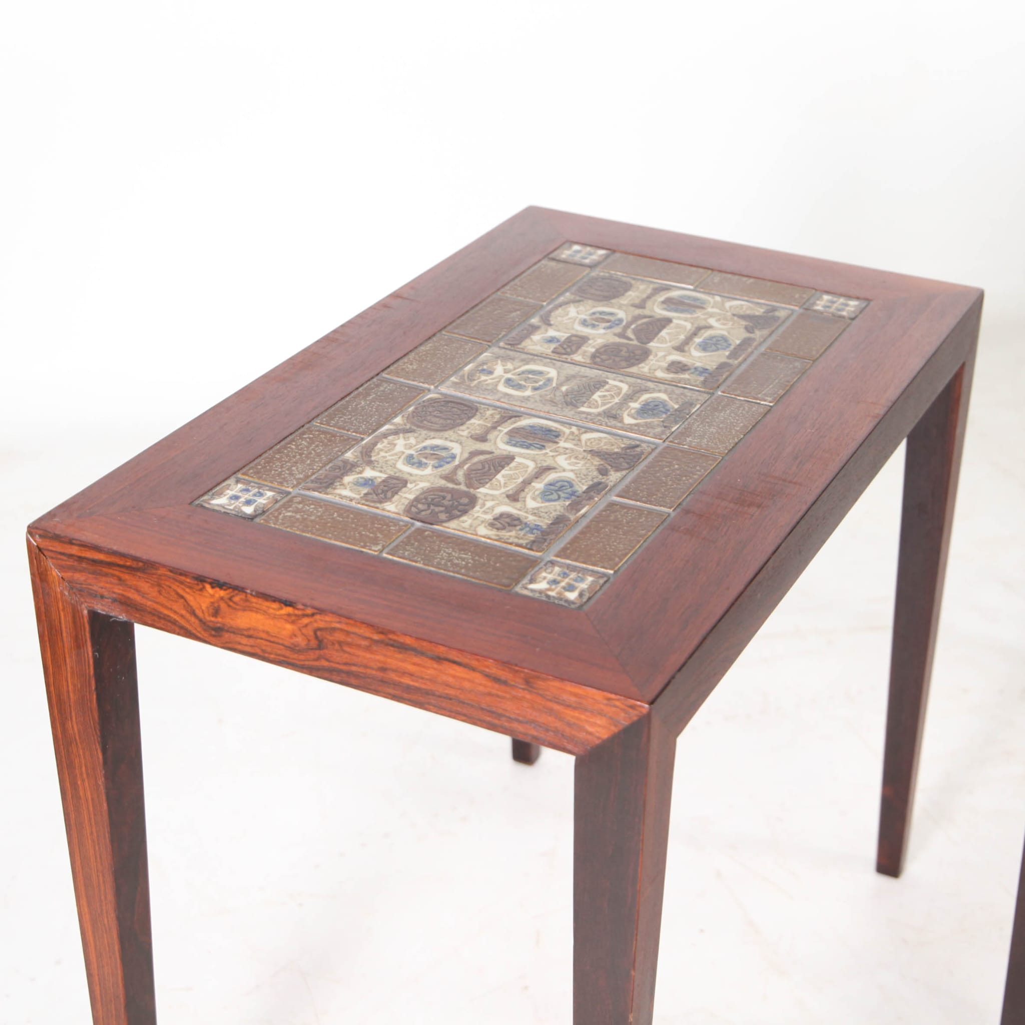 Set of coffee tables in rosewood and ceramic.