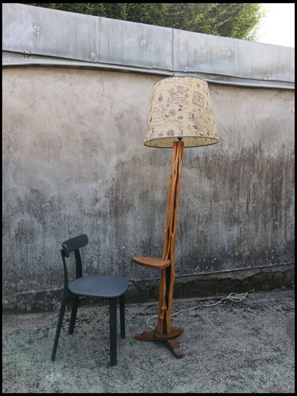 Lampadaire brutaliste tripode en bois massif