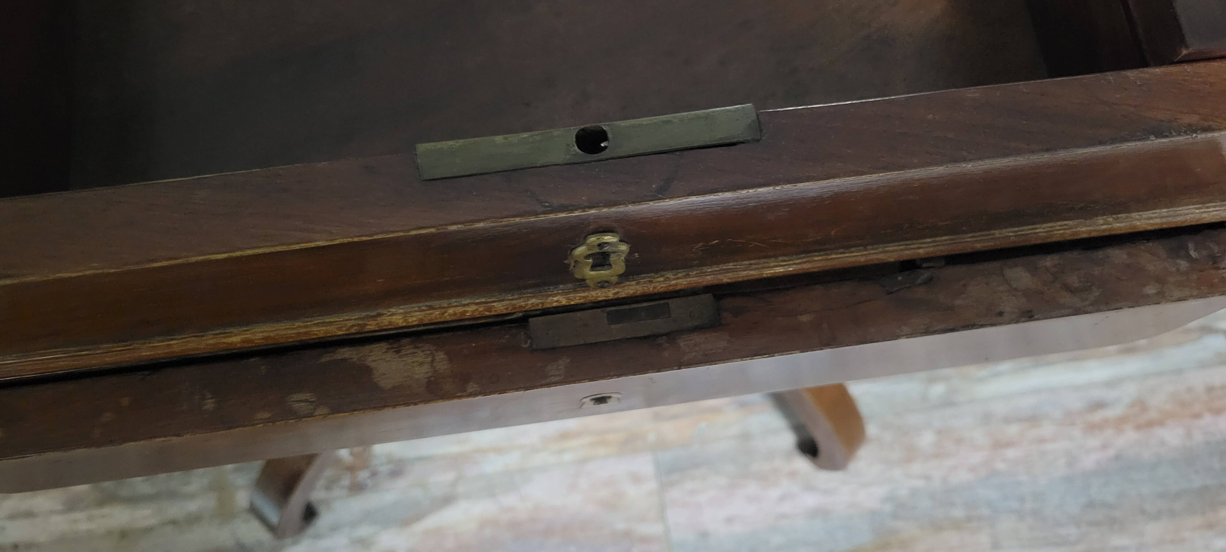 Empire writing table, in mahogany, resting on curved legs.