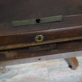 Empire writing table, in mahogany, resting on curved legs.