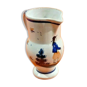 Pitcher decoration at the Breton Faïence of Quimper