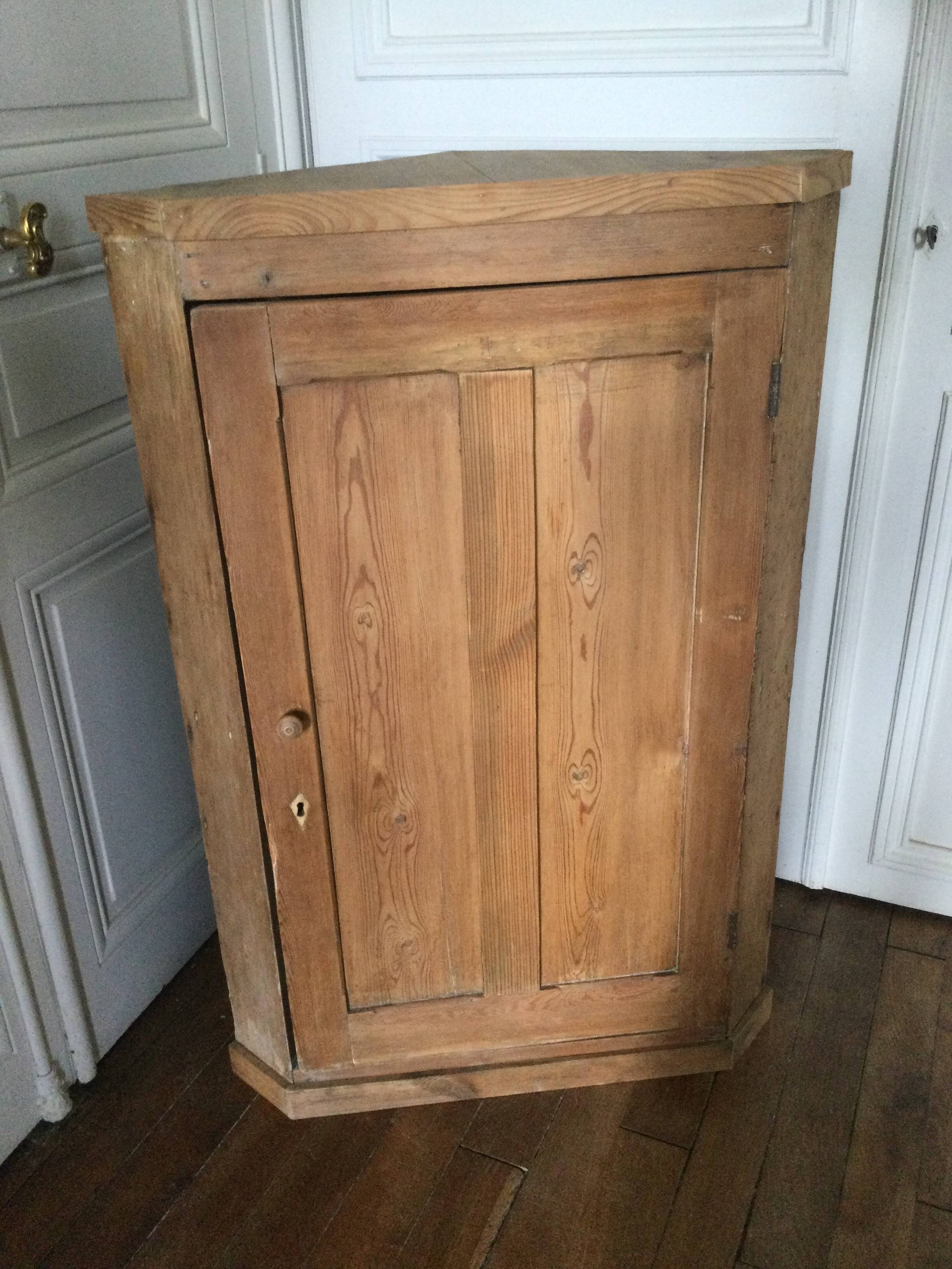 Antique corner cabinet with 1 door