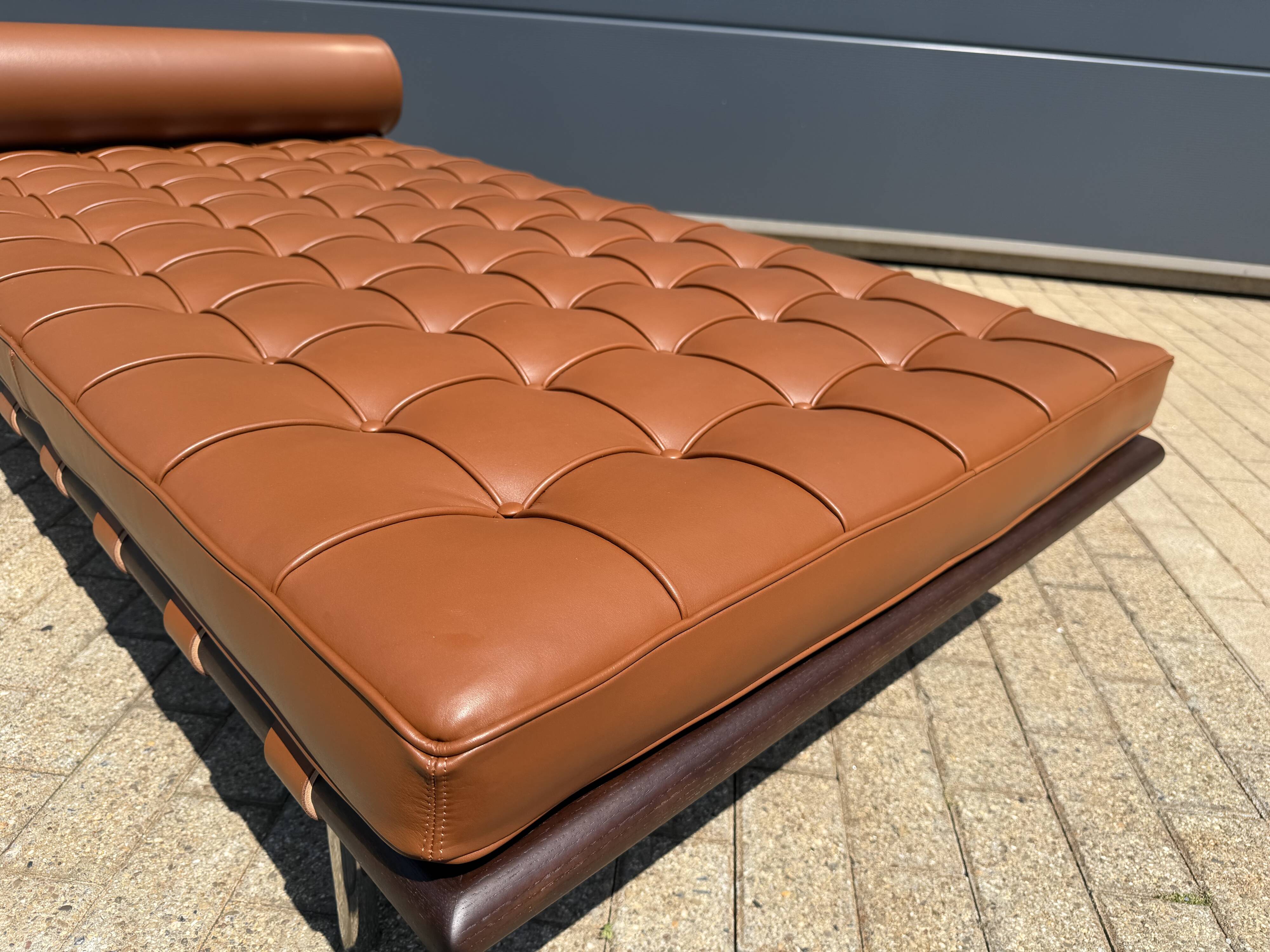 Knoll barcelona daybed mies van der rohe in cognac venezia leather, as new