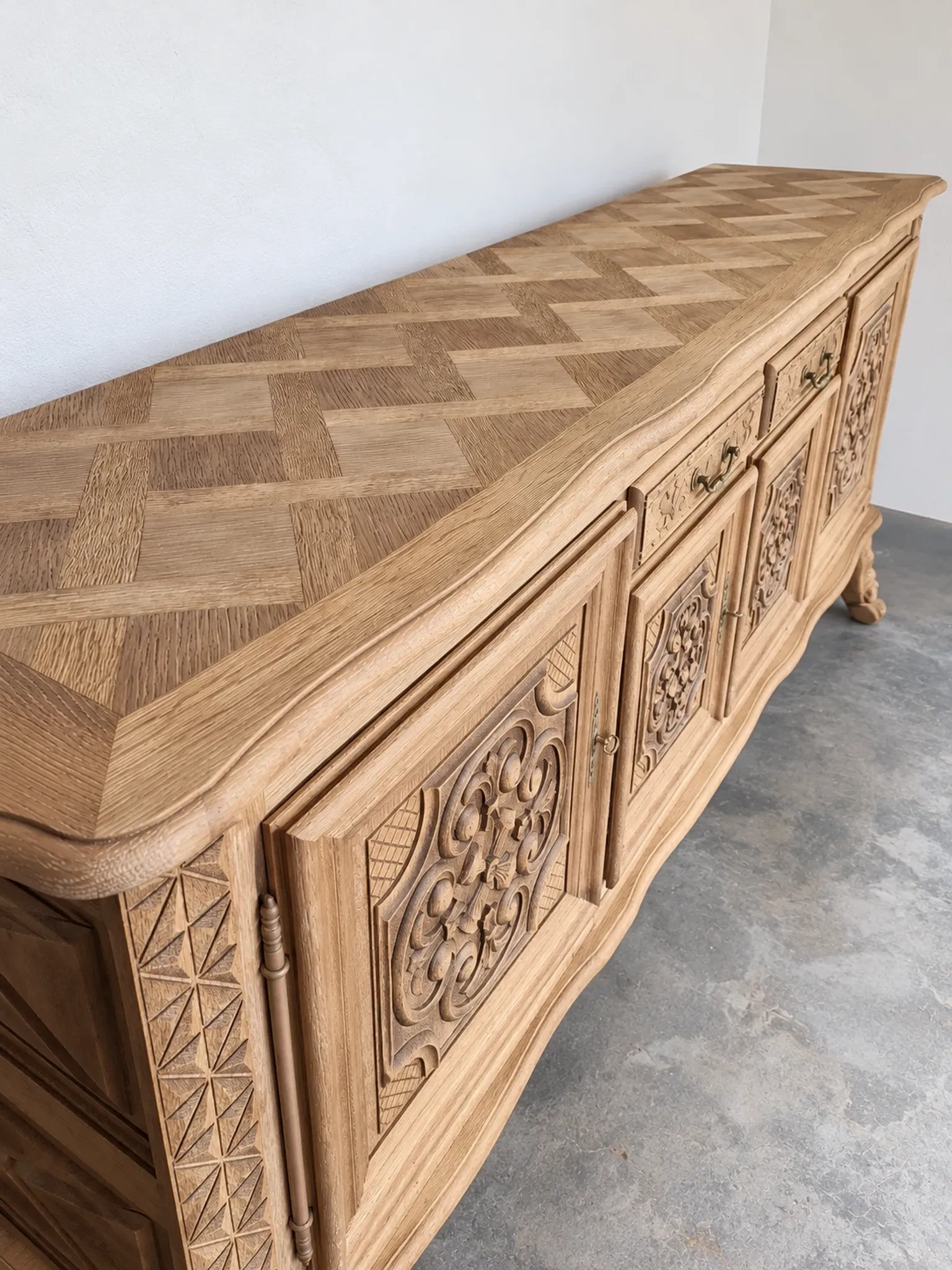 Buffet en bois massif mouluré