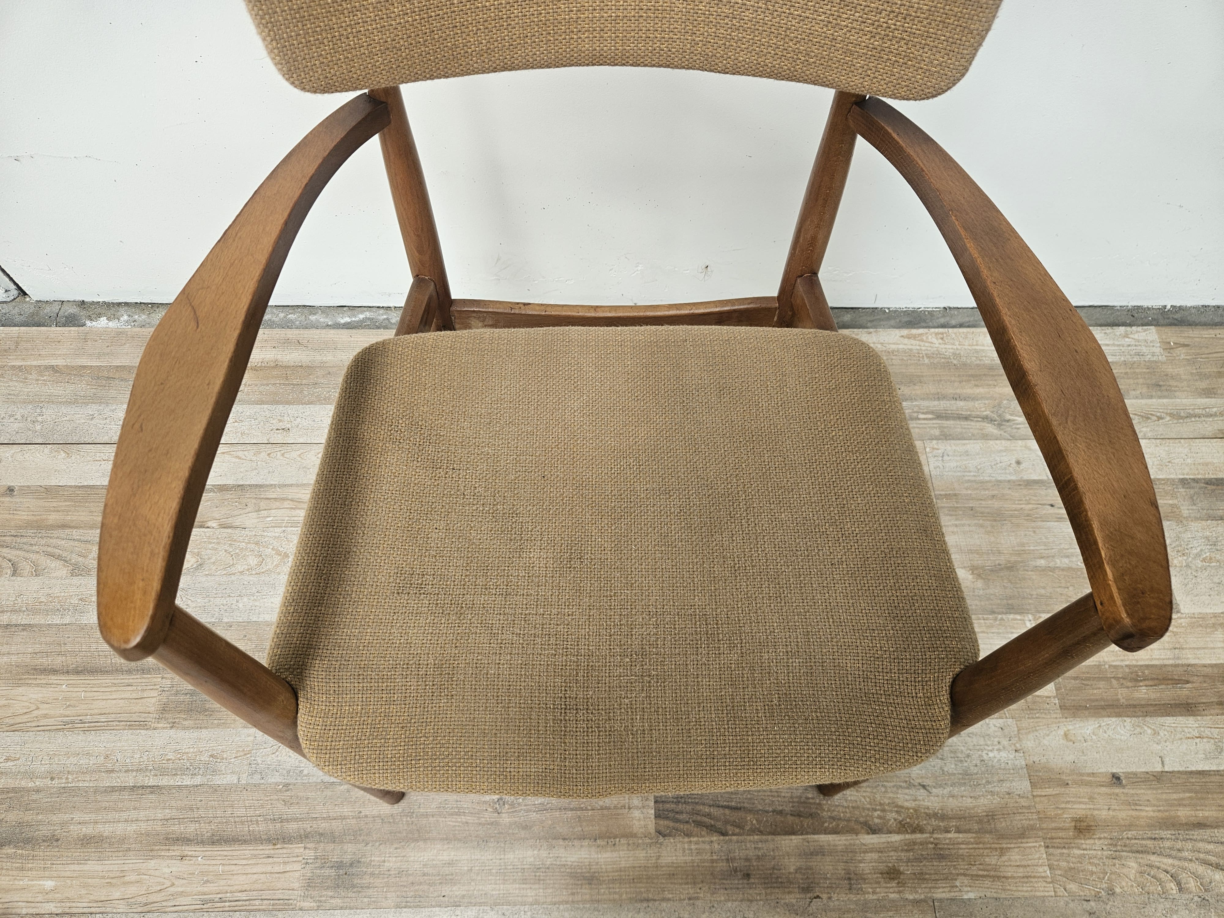 Fauteuil suédois en bois et tissu marron