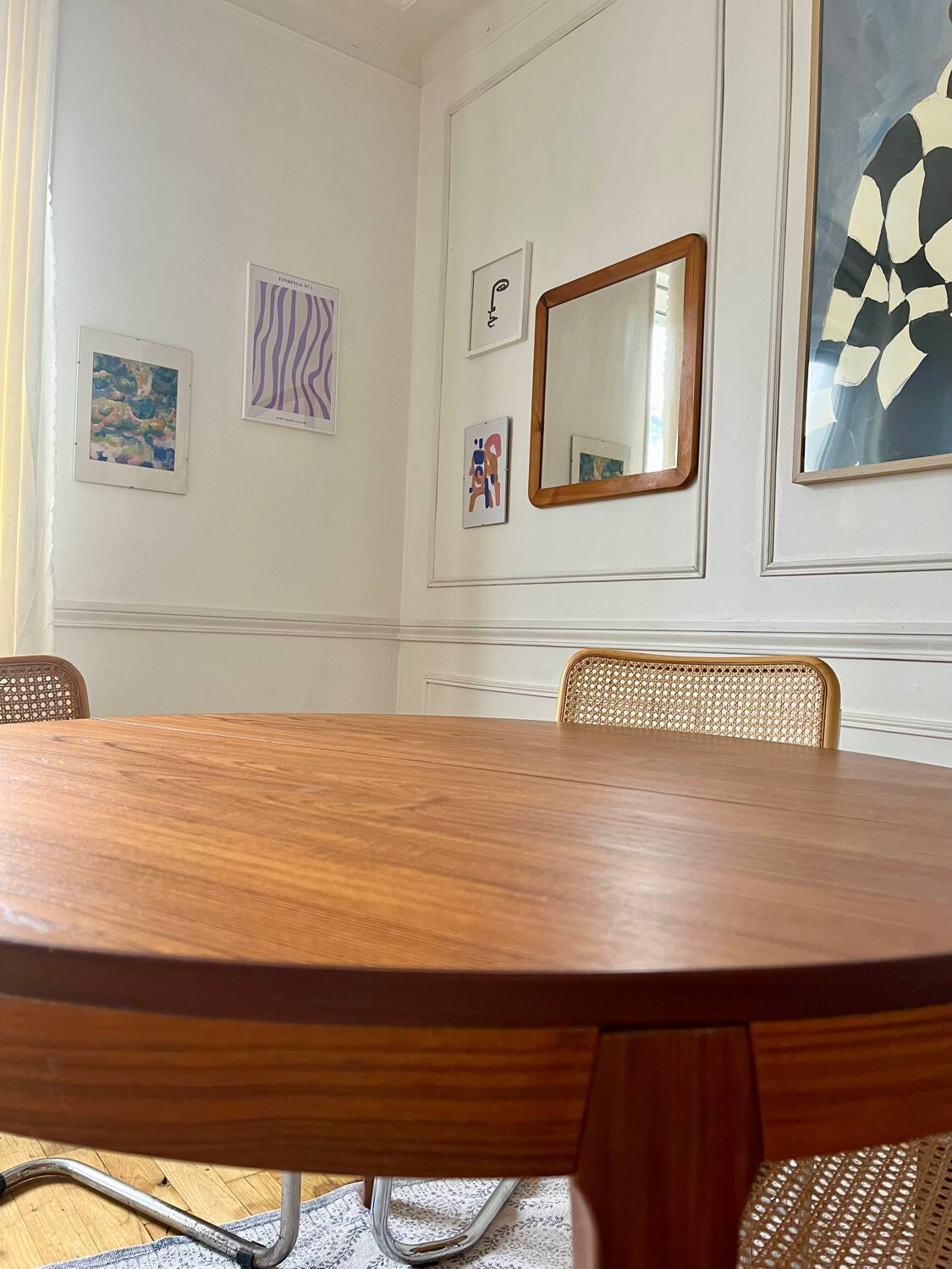 Round extendable rosewood table from the 70s