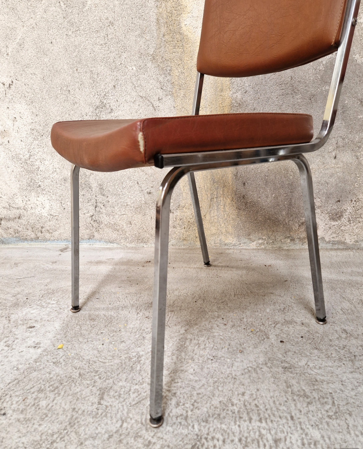 Paire de chaises skaï et chrome