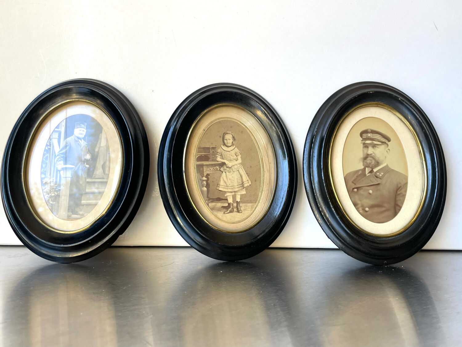 Set of 3 wooden oval picture frames