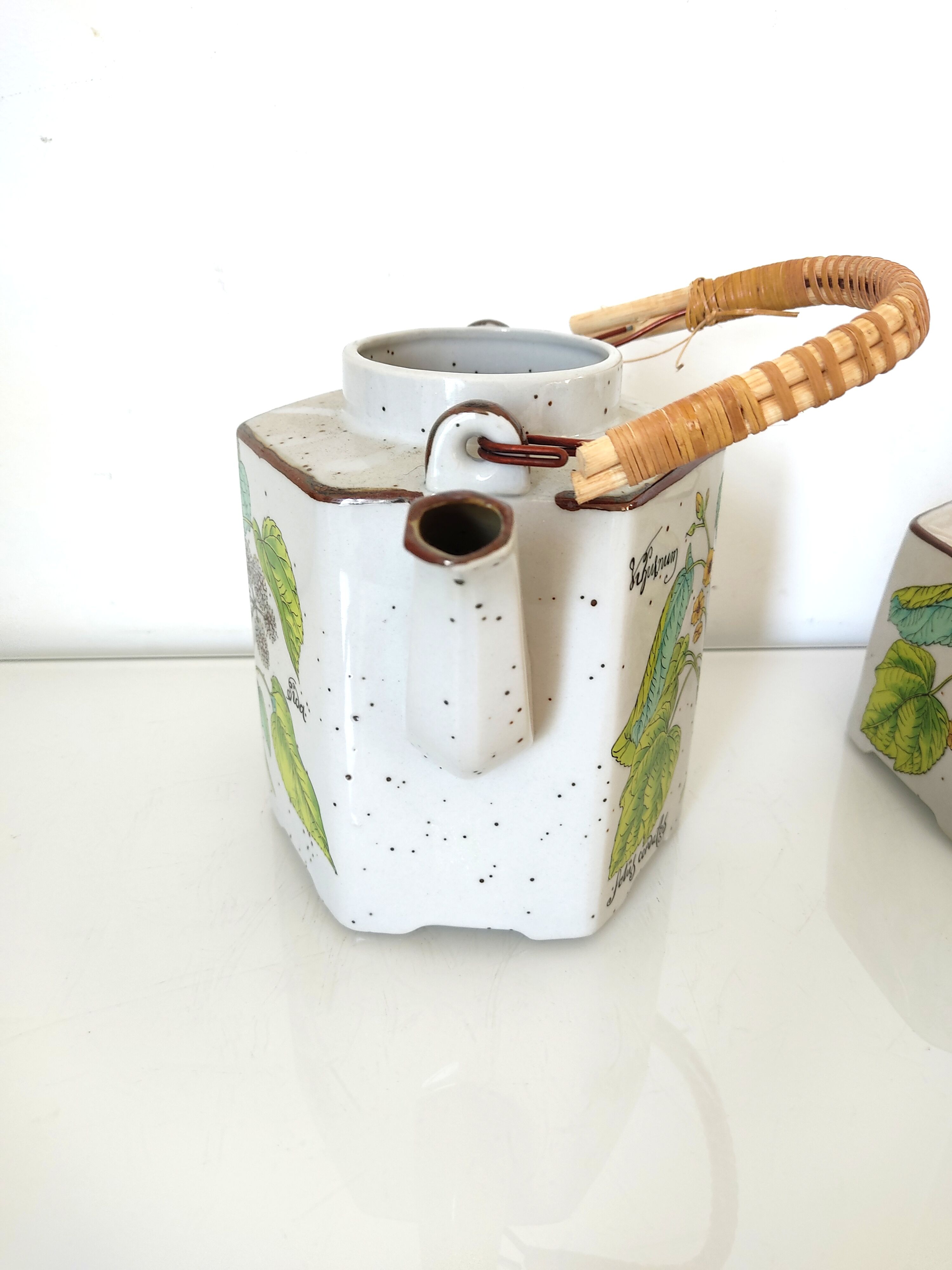 Teapot, stove and 6 cups