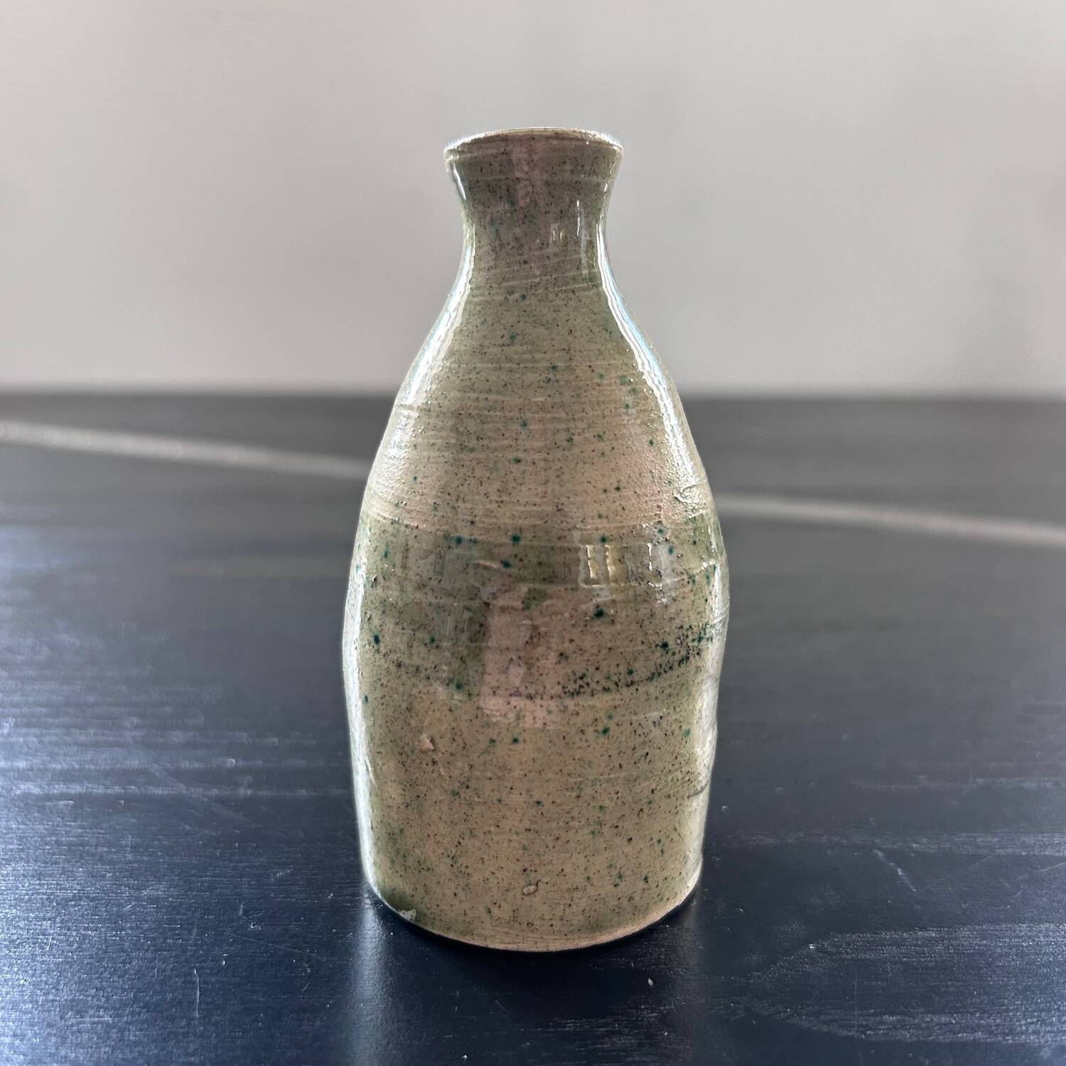 Single-flower vase with shell decoration