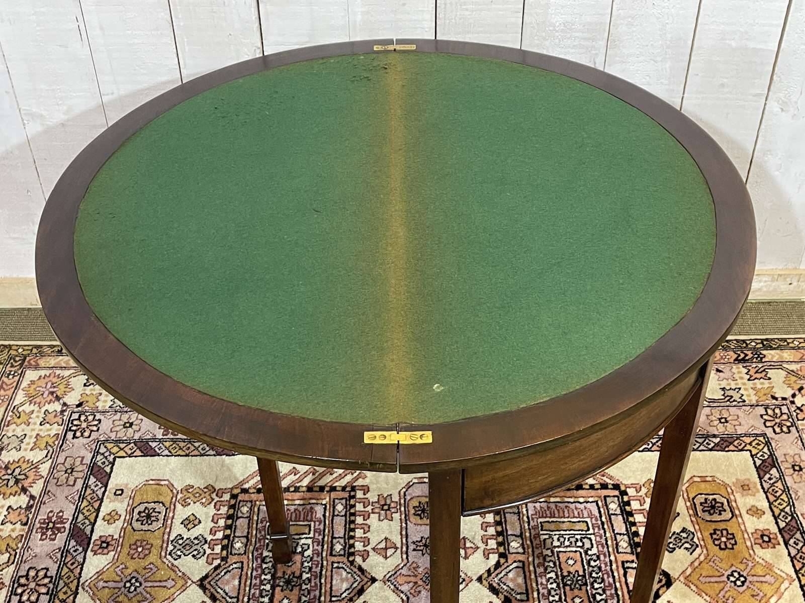 English game table in mahogany from the early 20th century.