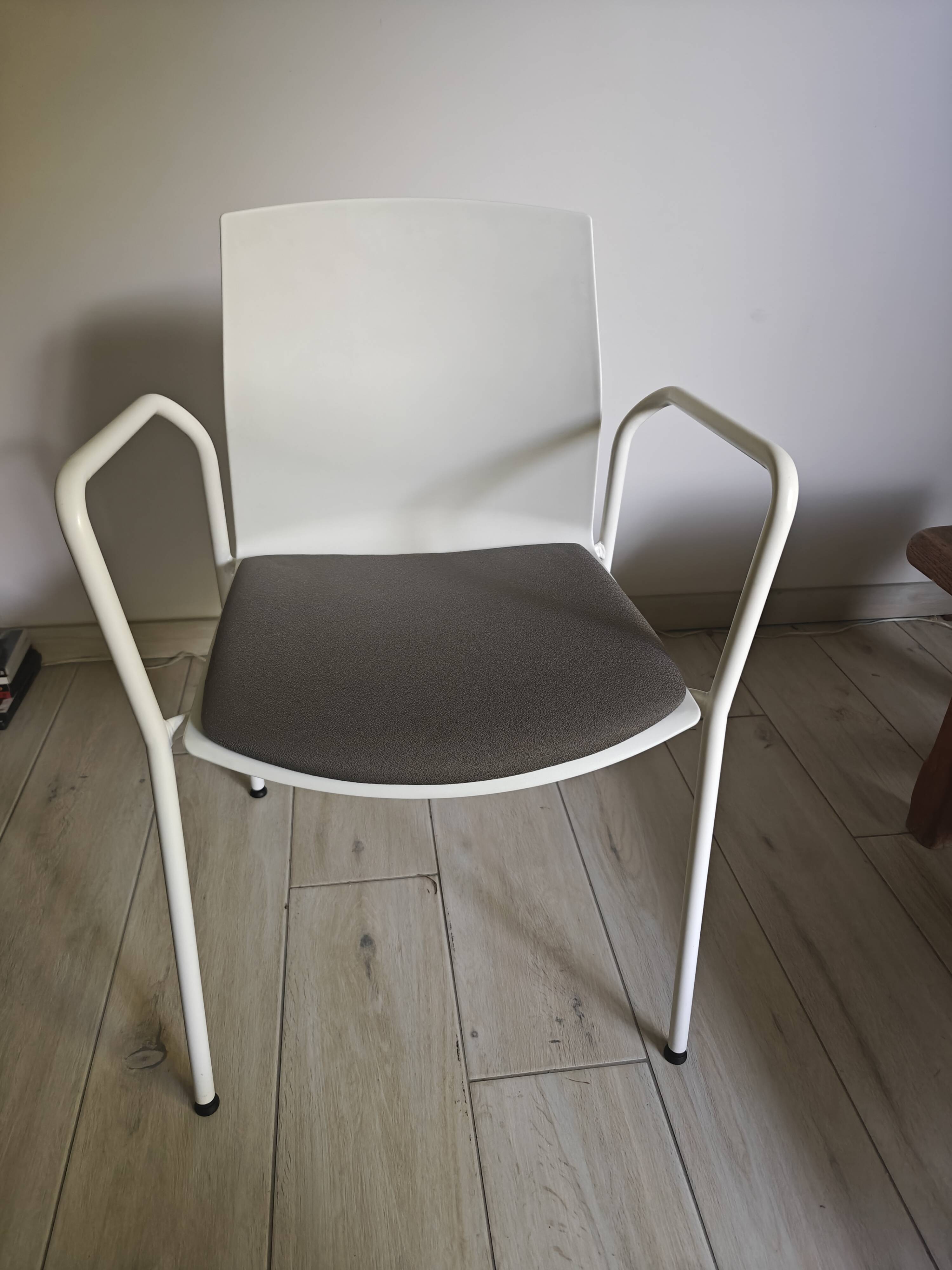 6 Akaba Kabi ergonomic chairs designed by Jorge Pensi (stackable)