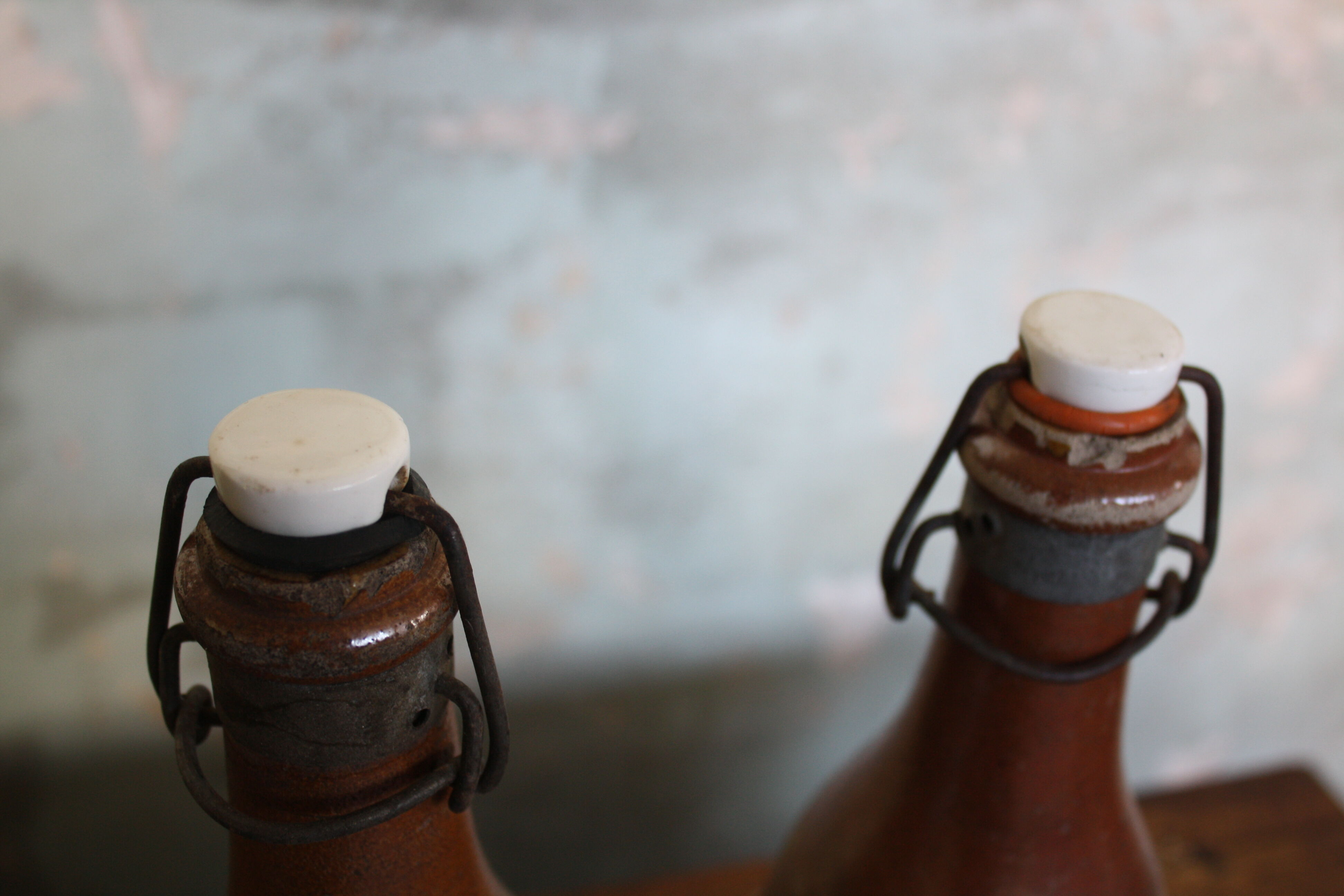 Set of 2 sandstone bottles with ceramic capsule