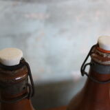 Set of 2 sandstone bottles with ceramic capsule