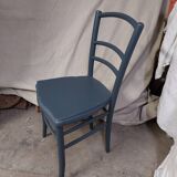 Chaise en bois bleu foncé