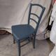 Chaise en bois bleu foncé