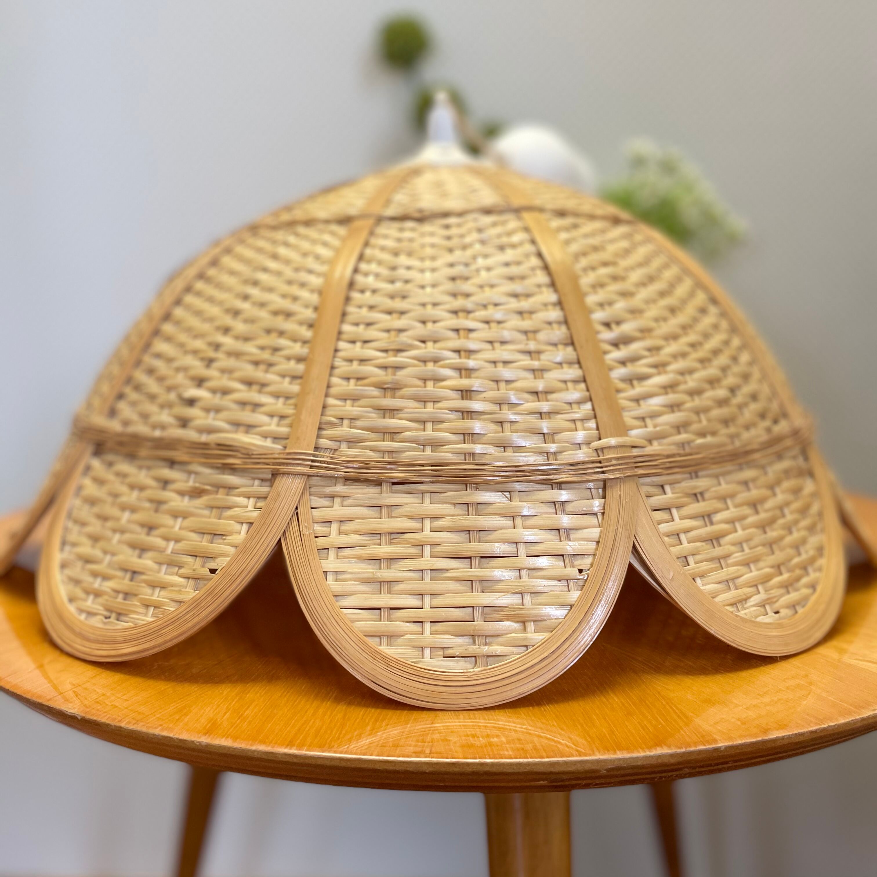 Suspension vintage fleur en rotin