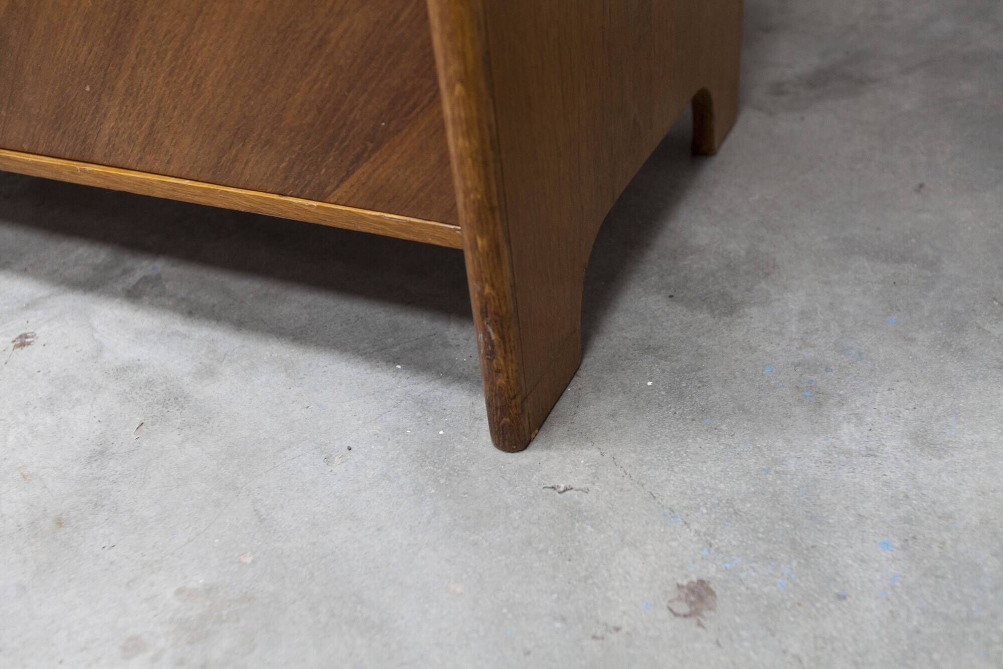 1950s Mid-Century Modern oak wardrobe with 2 doors and 2 drawers.