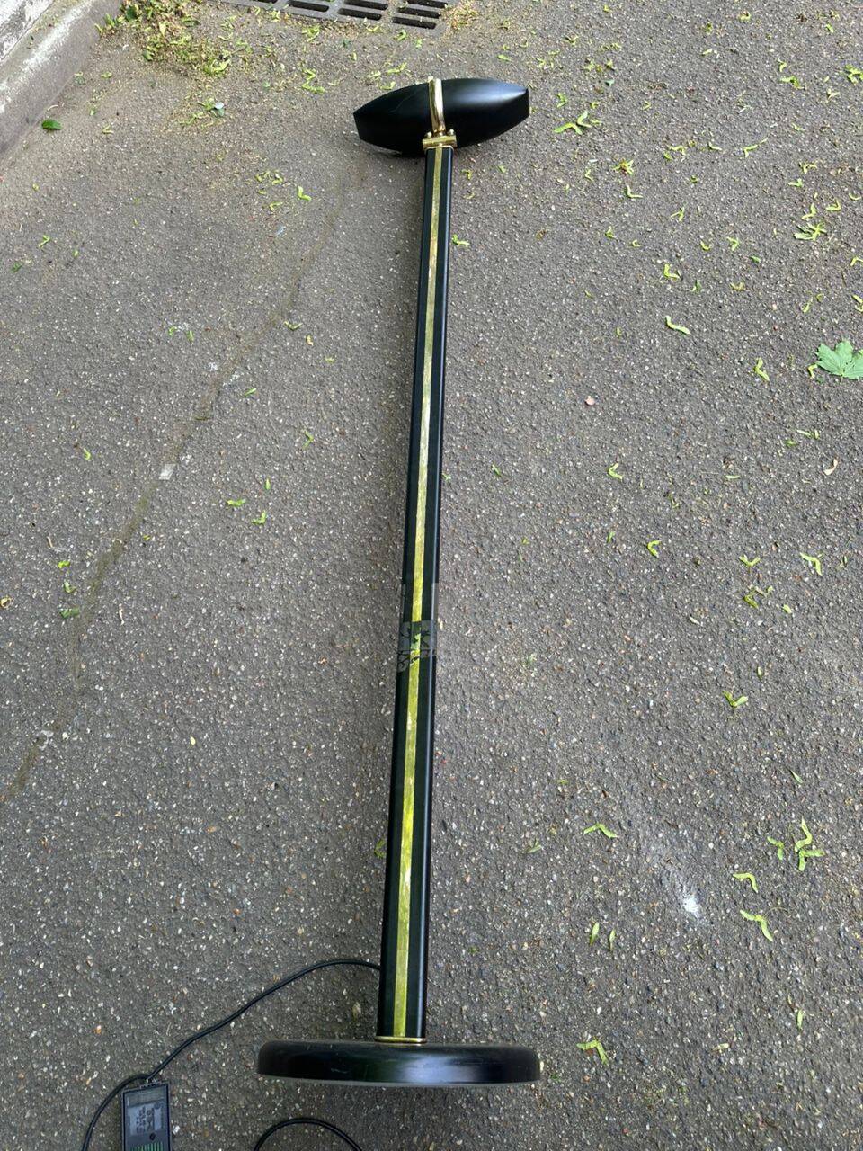 Italian torchiere floor lamp Ilmo 1970 black steel and gold brass