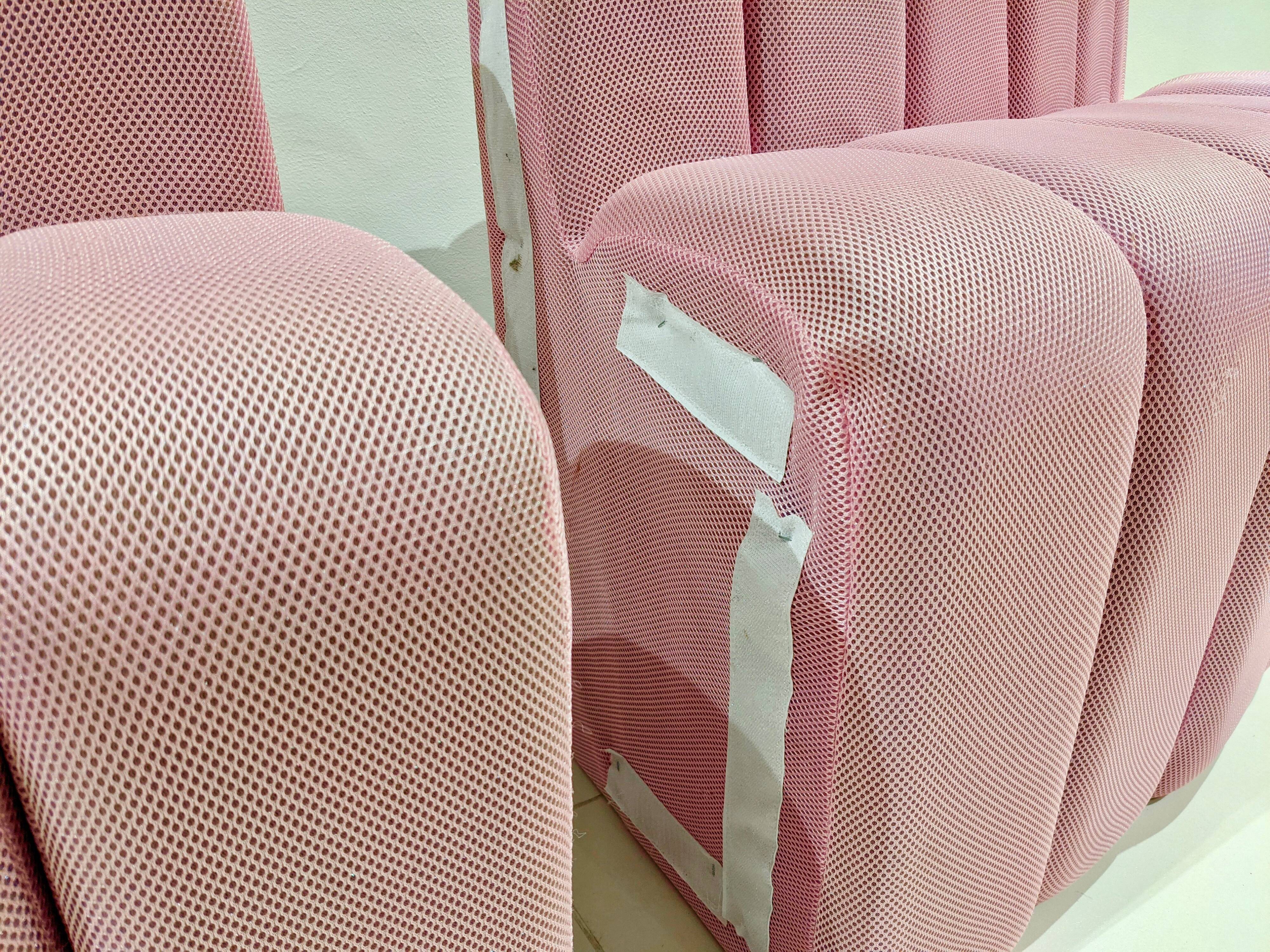 Extra sofa in pink net fabric