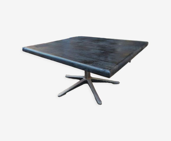 Table basse en chêne Shou Sugi Ban et piètement en étoile en aluminium