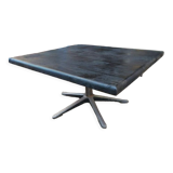 Table basse en chêne Shou Sugi Ban et piètement en étoile en aluminium