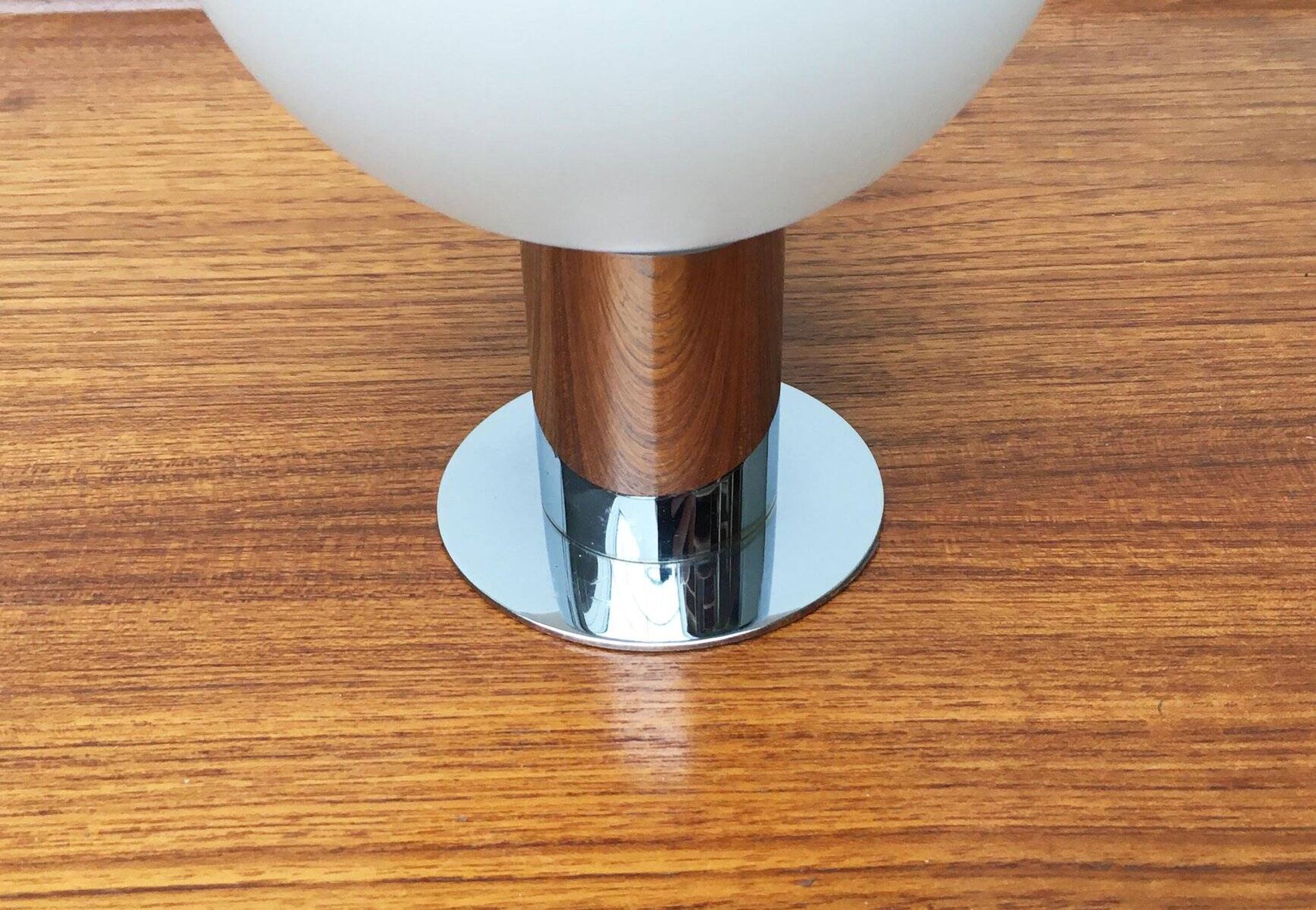 Lampe de table en chrome et verre de l'ère spatiale du milieu du siècle