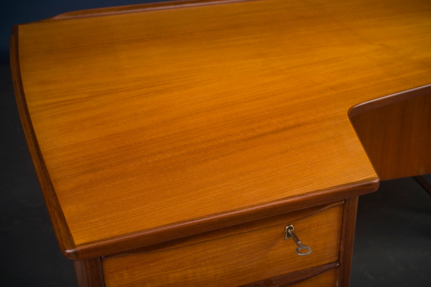 Bureau vintage scandinave danois en teck Boomerang, Peter Løvig Nielsen, 1950